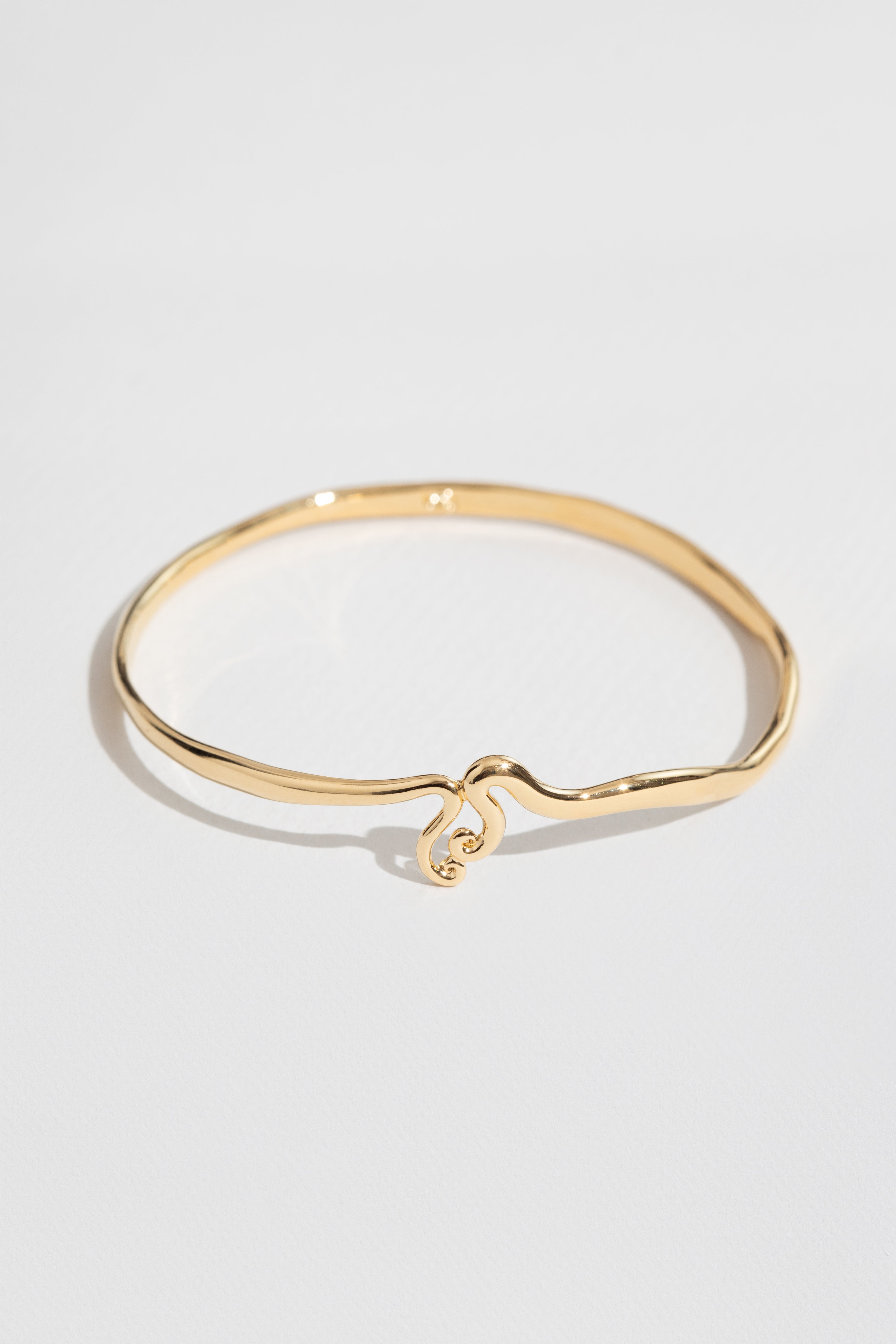 louise-damas-bracelet-les-volutes-jonc-fin-poli-motif-volutes image 1