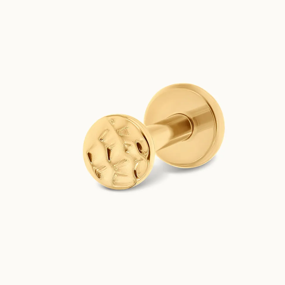 obsidian-piercing-disque-martel-labret-titane-vissage-interne-relief-martel-trag image 1