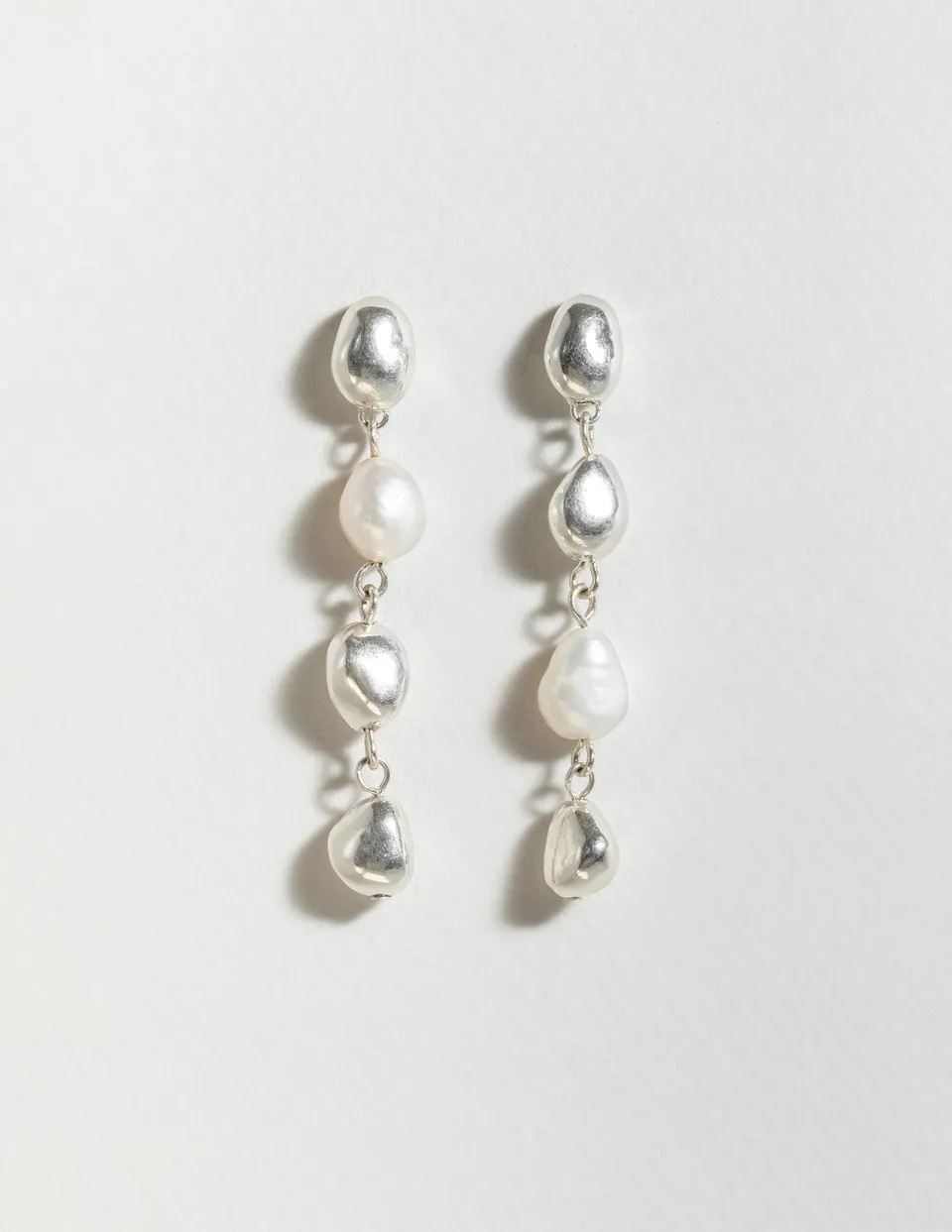 louise-damas-boucles-la-pluie-perles-nacre-et-eau-douce image 1