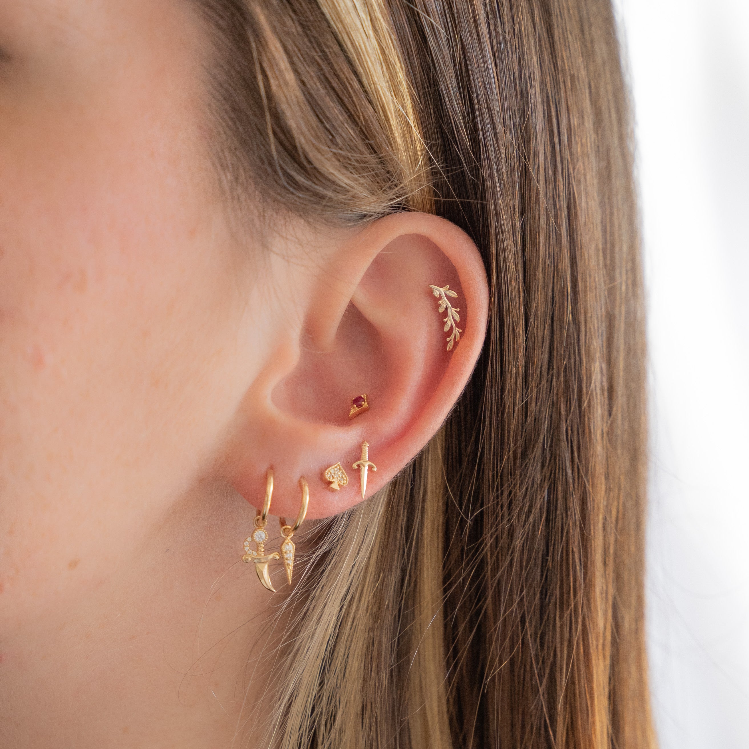 obsidian-piercing-dignity-rouge-bijou-or-18-carats-et-rubis-forme-g-om-trique-ba image 2