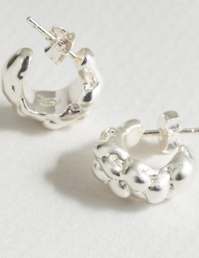 louise-damas-cr-oles-le-magma-petites-boucles-huggies-au-volume-irr-gulier-sculp image 6