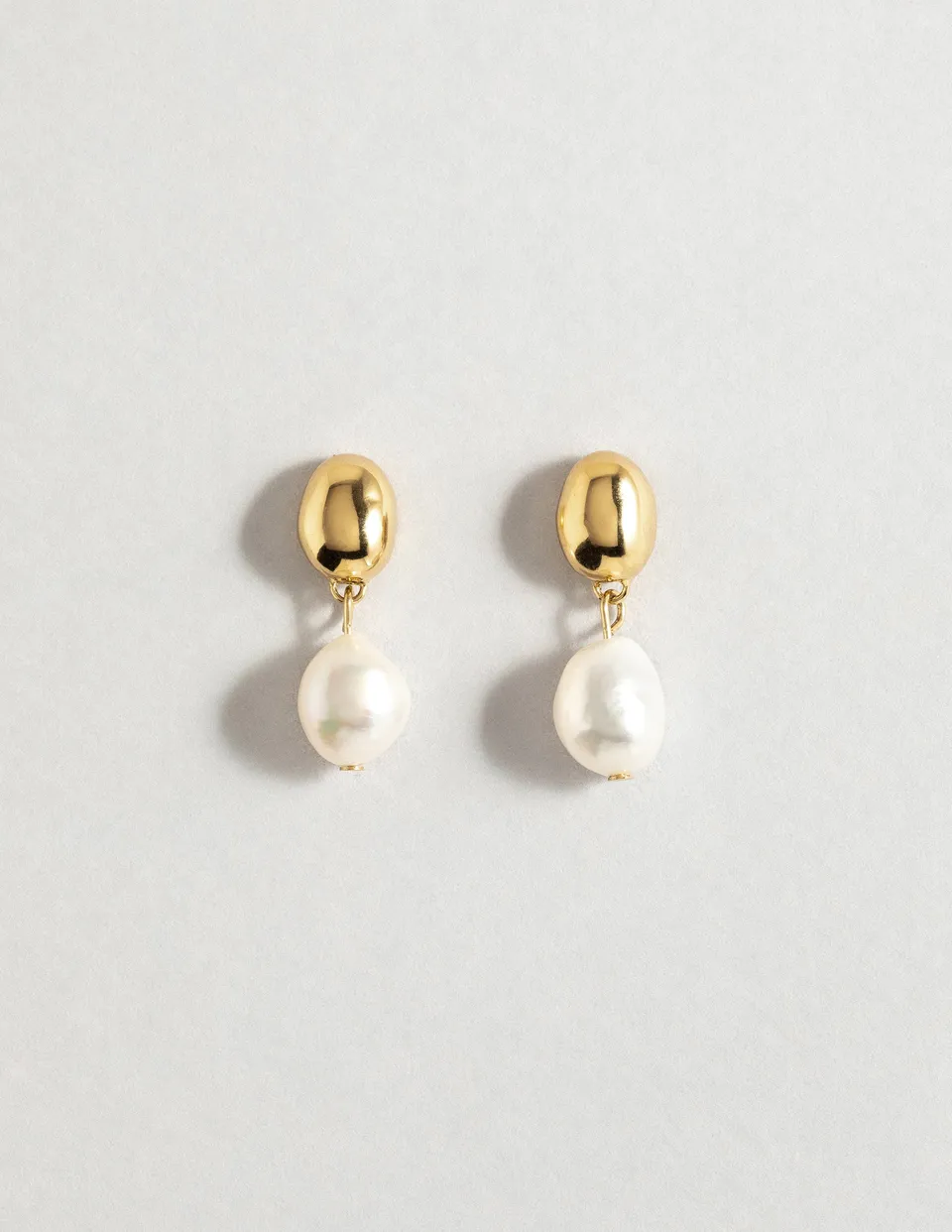 louise-damas-boucles-la-perle-boucles-perle-dor-e-et-perle-d-eau-douce image 1