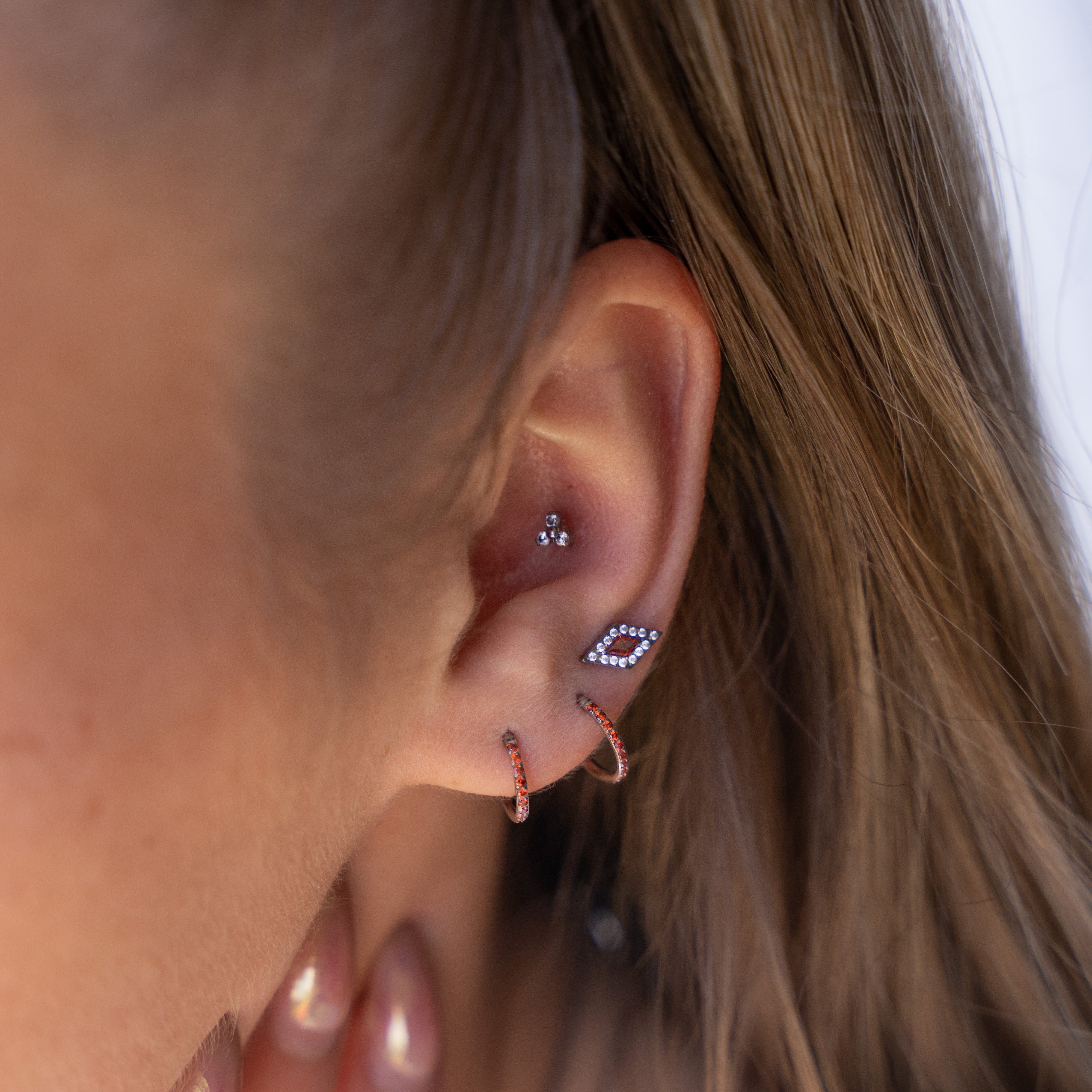 obsidian-piercing-had-s-rouge-labret-vissage-interne-titane-zircon-rouge-central image 3