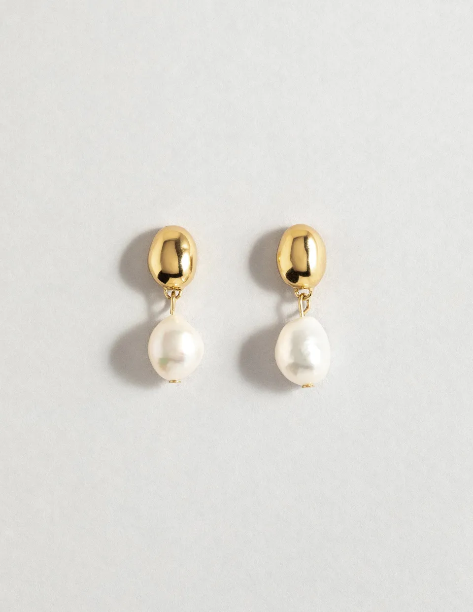 louise-damas-boucles-la-perle-perle-dor-e-moul-e-et-perle-d-eau-douce-naturelle image 1