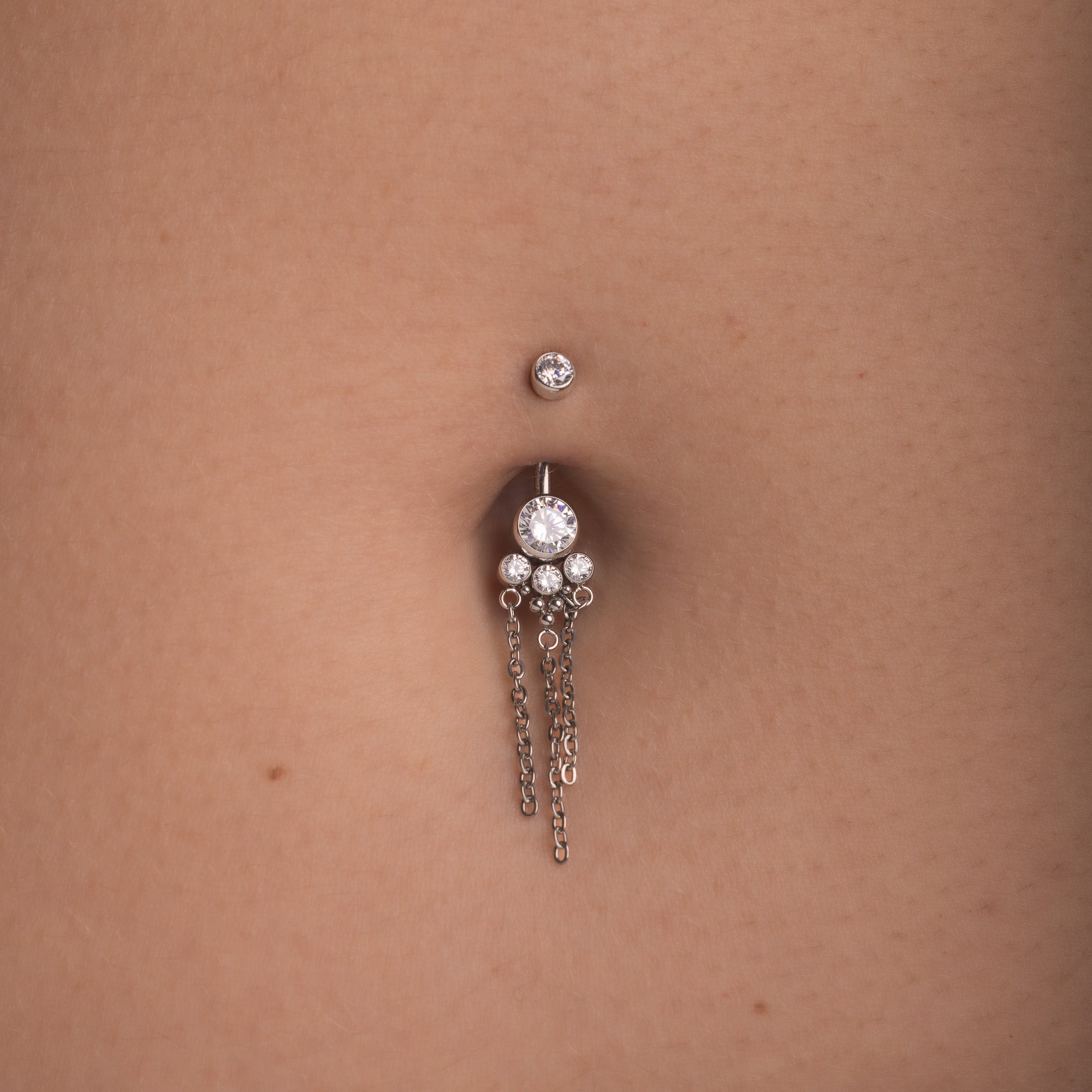 obsidian-piercing-cynar-piercing-nombril-titane-cha-nes-zircons-vissage-interne image 2