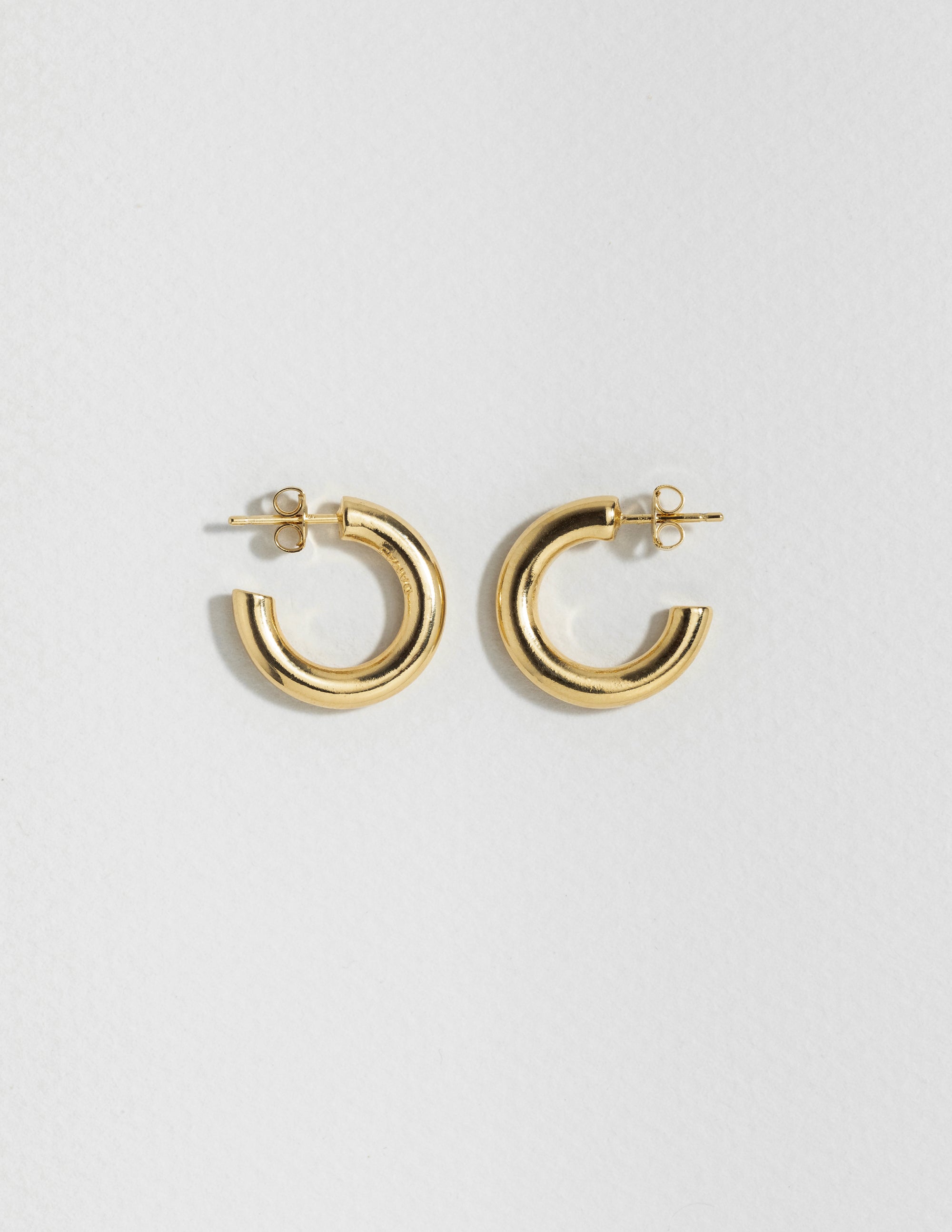louise-damas-cr-oles-le-poli-cr-oles-minimalistes-au-fini-poli-miroir image 1