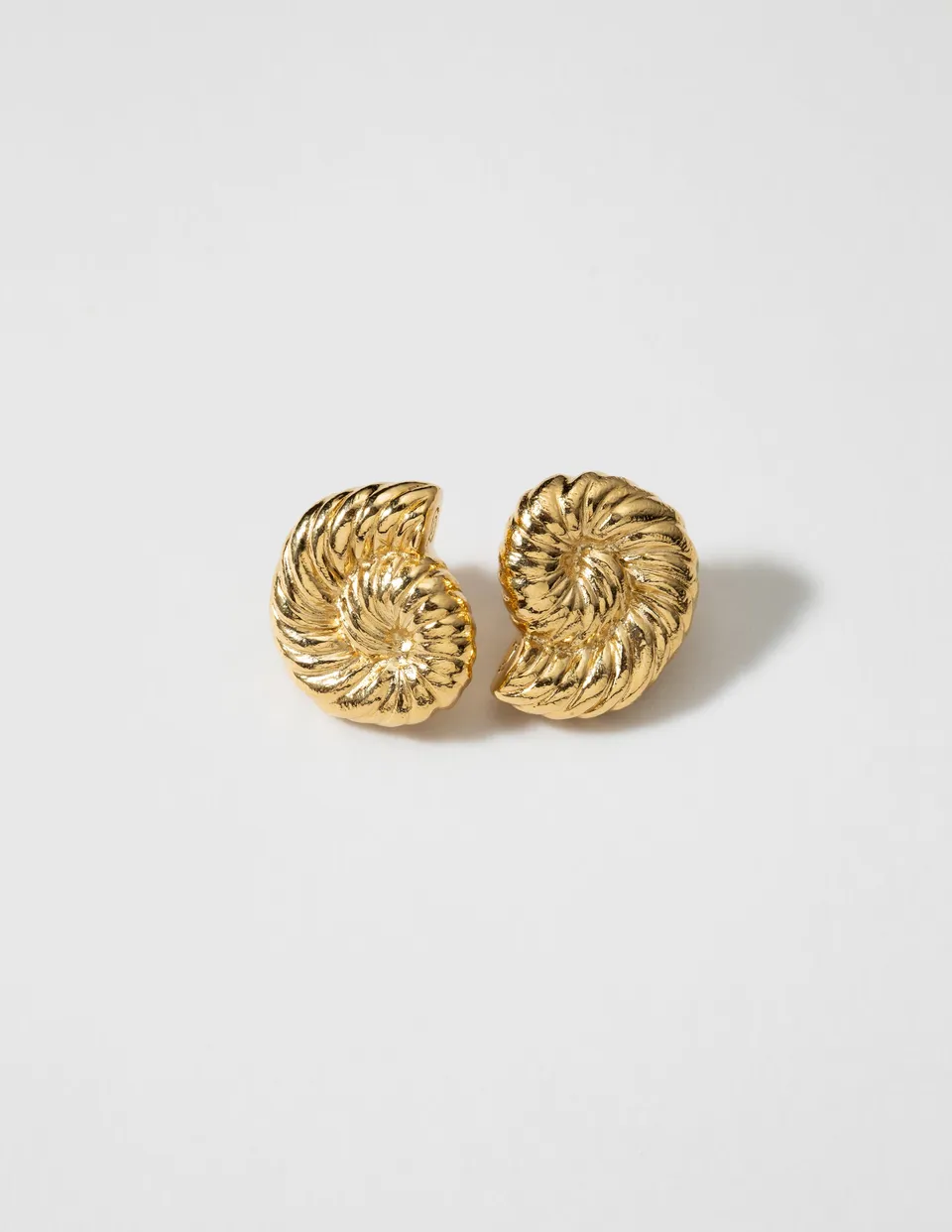 louise-damas-boucles-l-ammonite-boucles-spirale-fossile-sculpt-e image 1