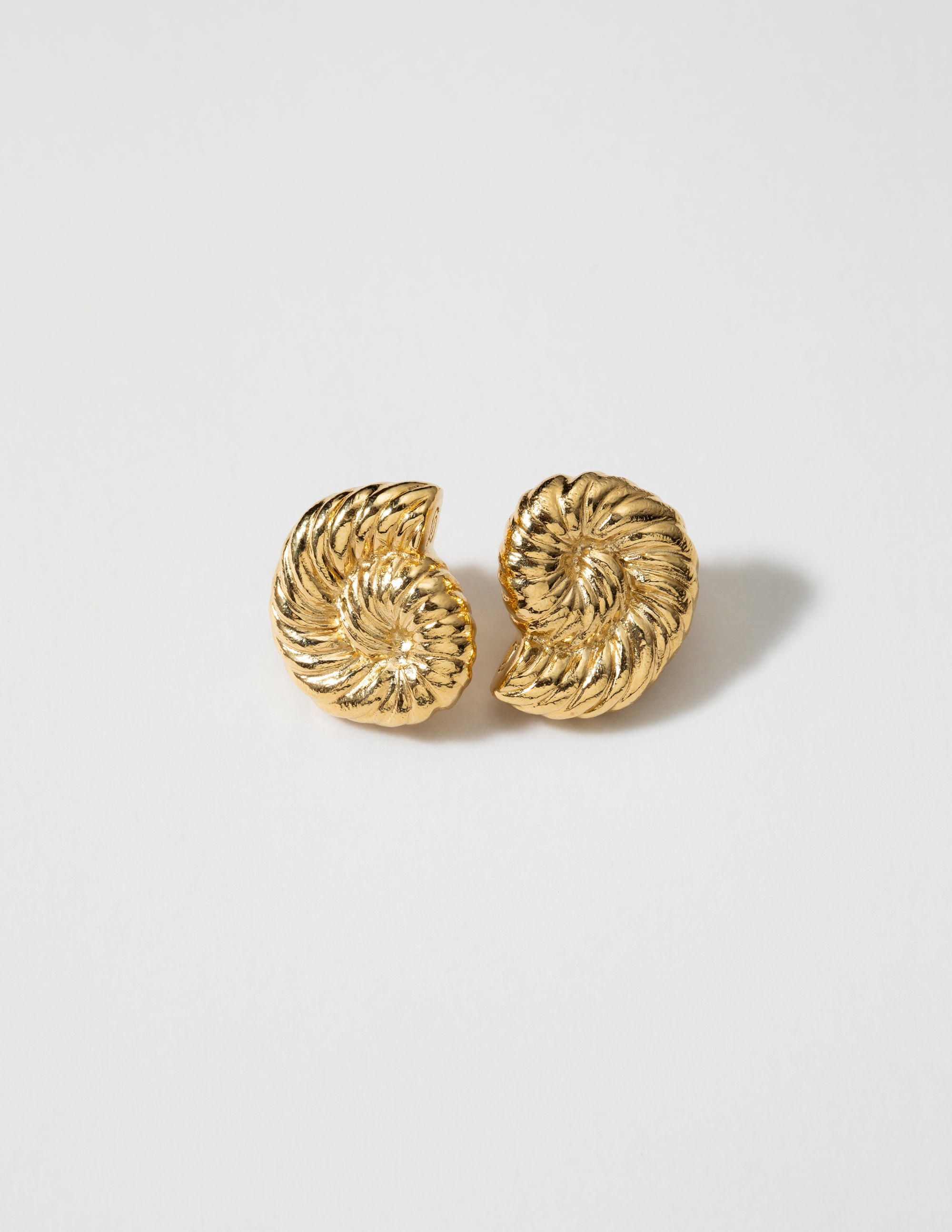 louise-damas-boucles-l-ammonite-boucles-spirale-fossile-sculpt-e image 1