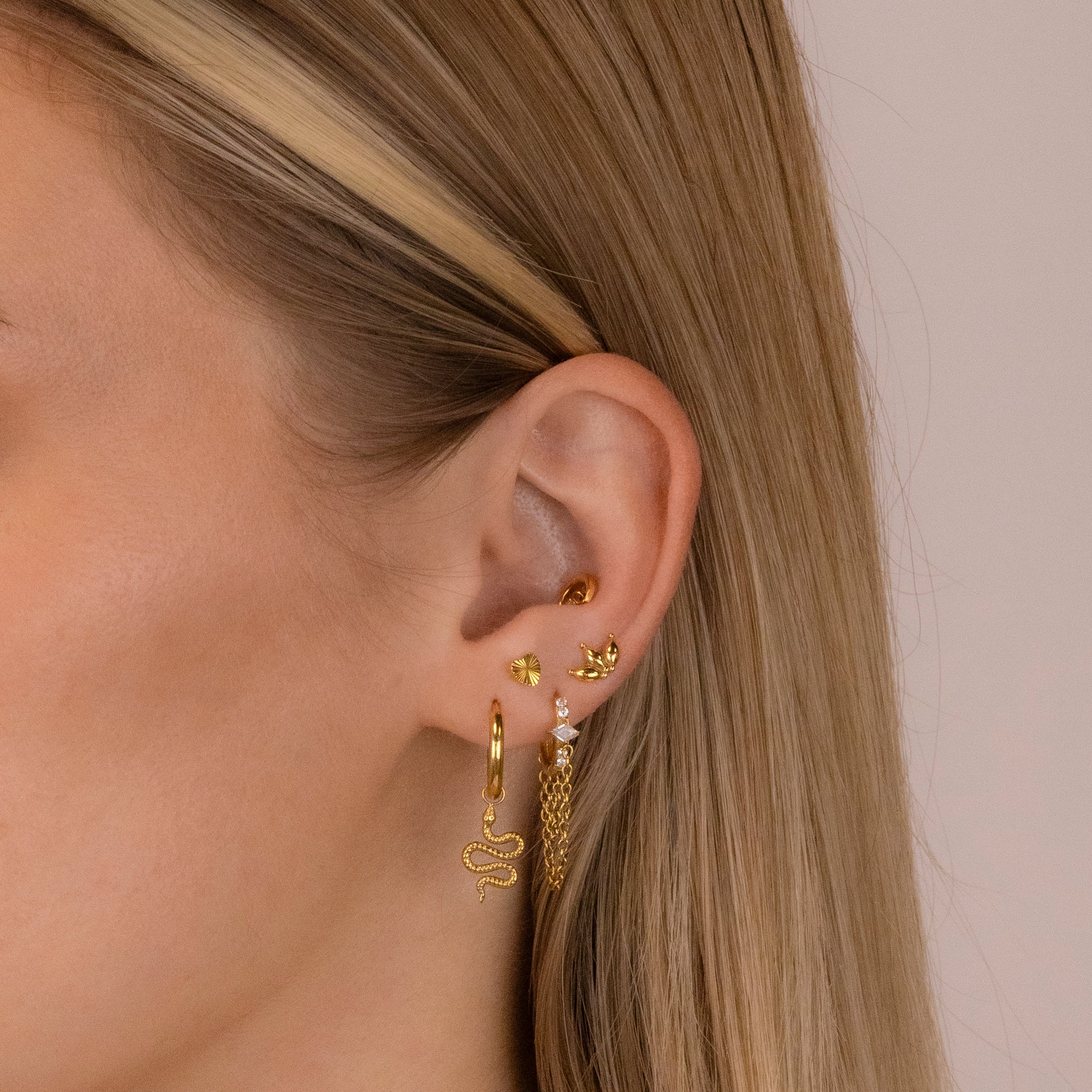 obsidian-piercing-colette-embout-titane-pvd-gold-sculpt-vissage-interne-conch-h- image 3