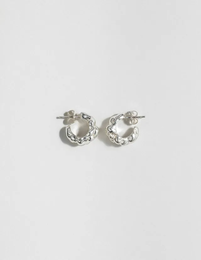 louise-damas-cr-oles-le-magma-petites-boucles-huggies-au-volume-irr-gulier-sculp image 1
