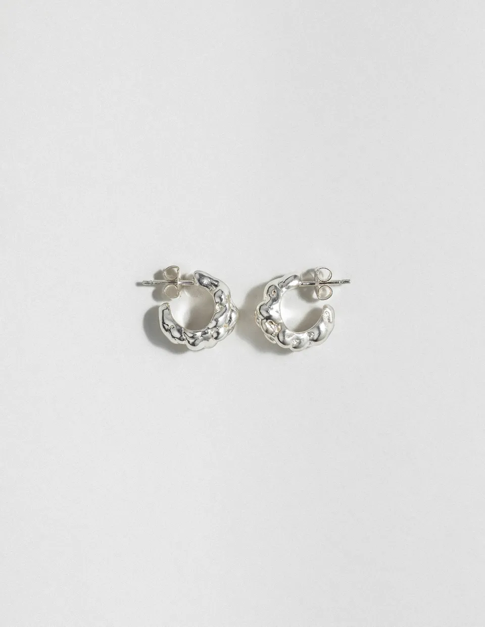 louise-damas-cr-oles-le-magma-petites-boucles-huggies-au-volume-irr-gulier-sculp image 1
