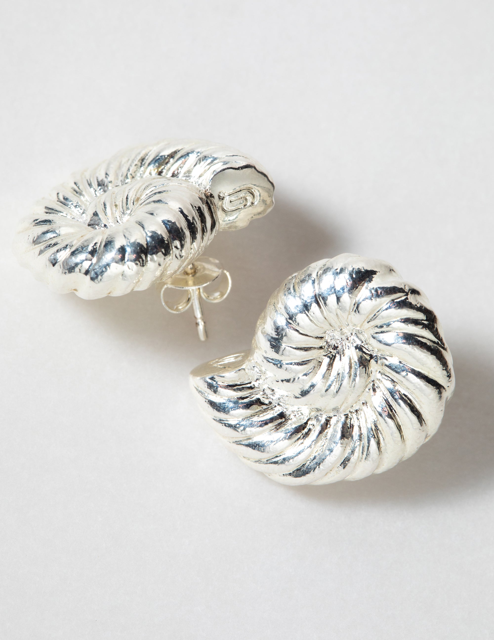 louise-damas-boucles-l-ammonite-boucles-sculpt-es-en-spirale-fossile image 7