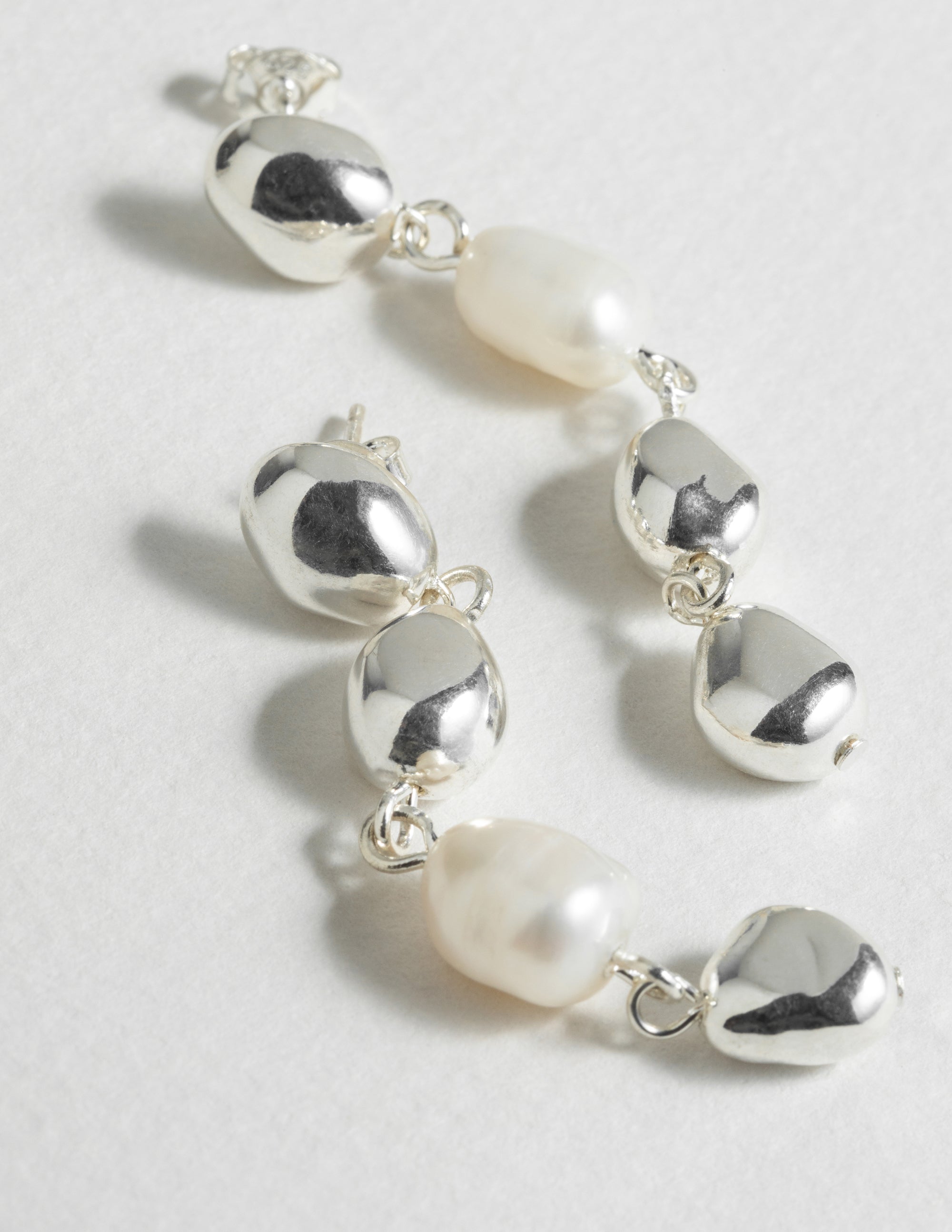 louise-damas-boucles-la-pluie-perles-nacre-et-eau-douce image 7