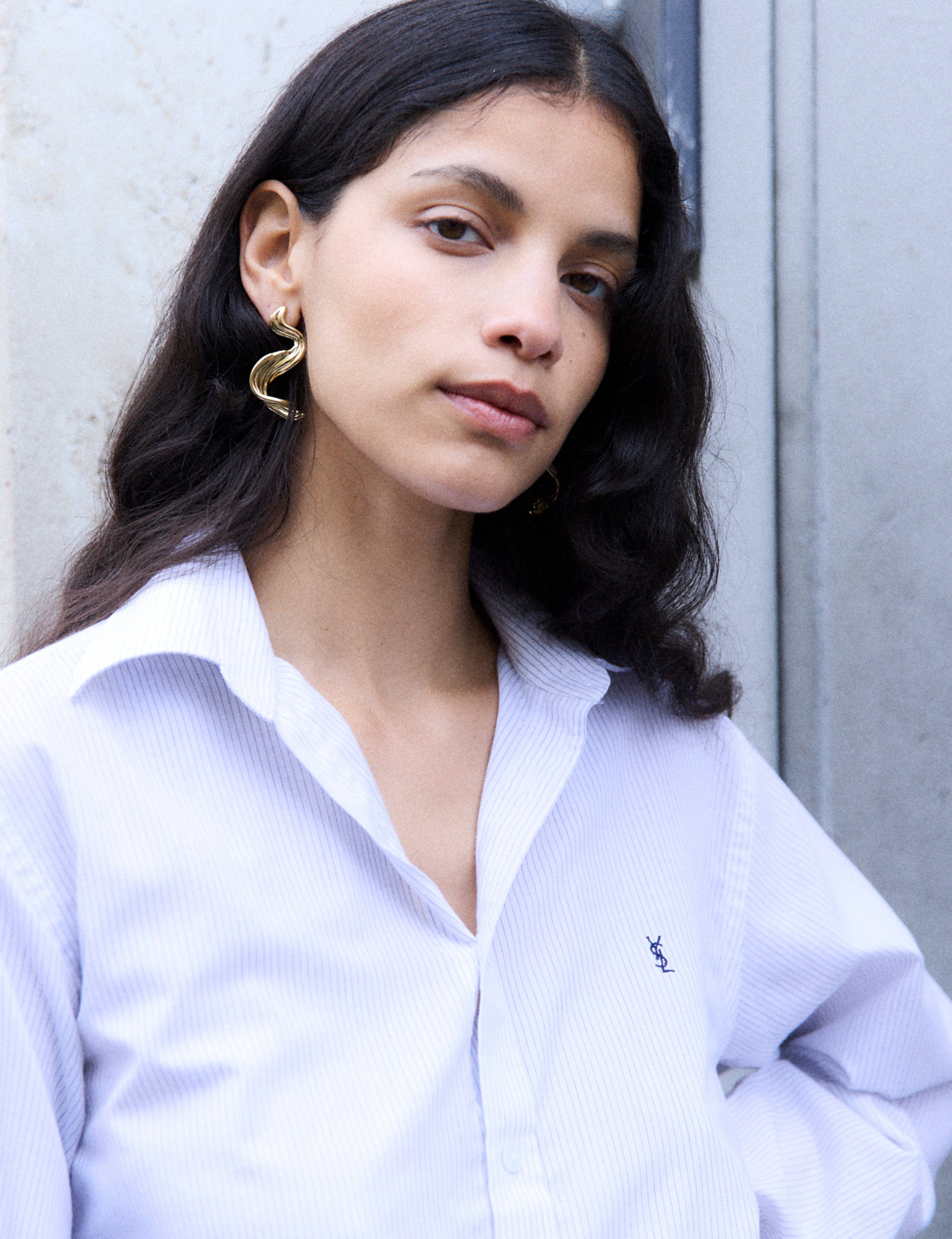 louise-damas-le-sillage-boucles-d-oreilles-sculpt-es-courbe-ondulante image 5