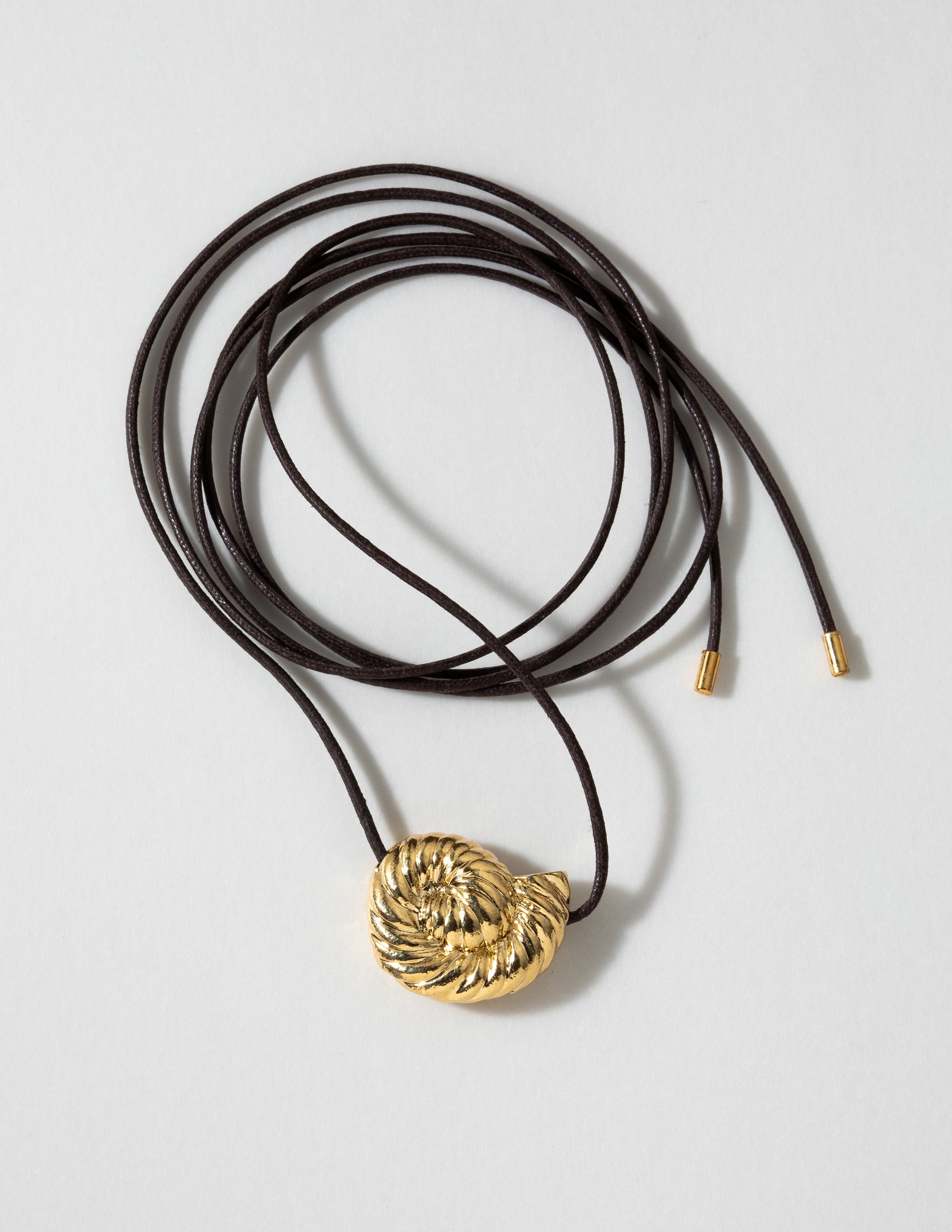 louise-damas-collier-l-ammonite-pendentif-spirale-fossile-sur-cordon-en-coton-ci image 1