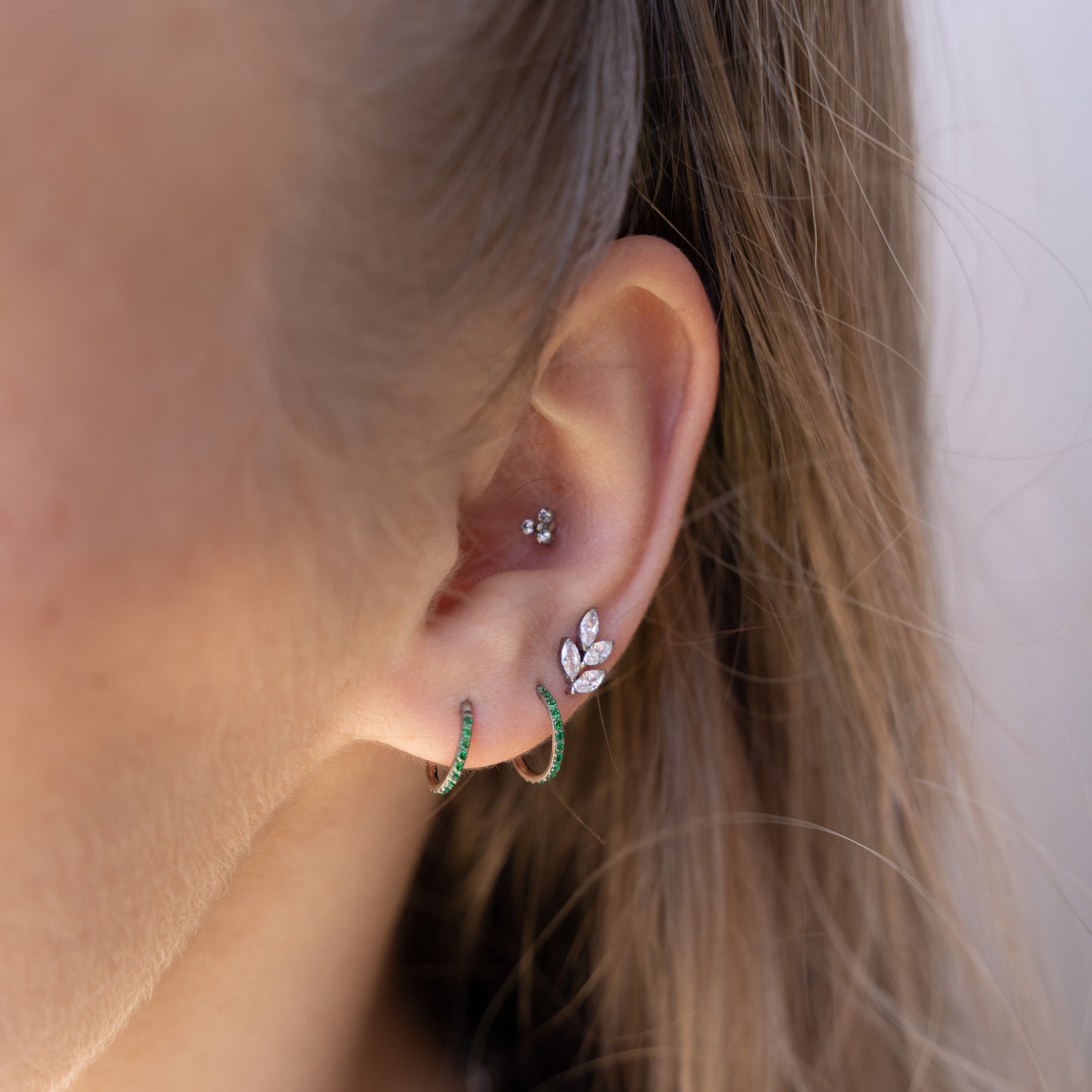 obsidian-piercing-hestia-piercing-titane-pvd-gold-trio-de-marquises-zircon-pour- image 4