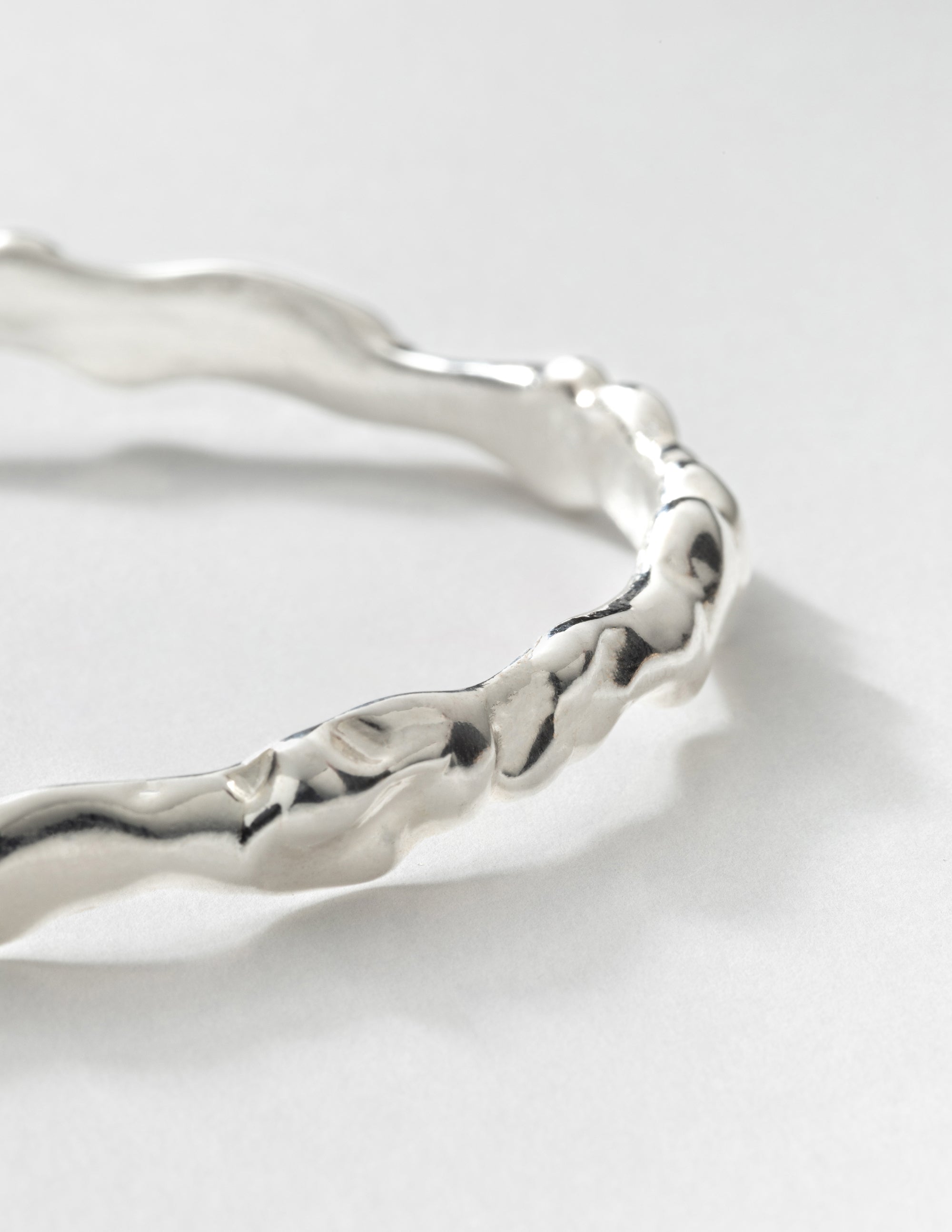 louise-damas-le-magma-bracelet-joncs-volumes-irr-guliers-plaqu-argent image 8