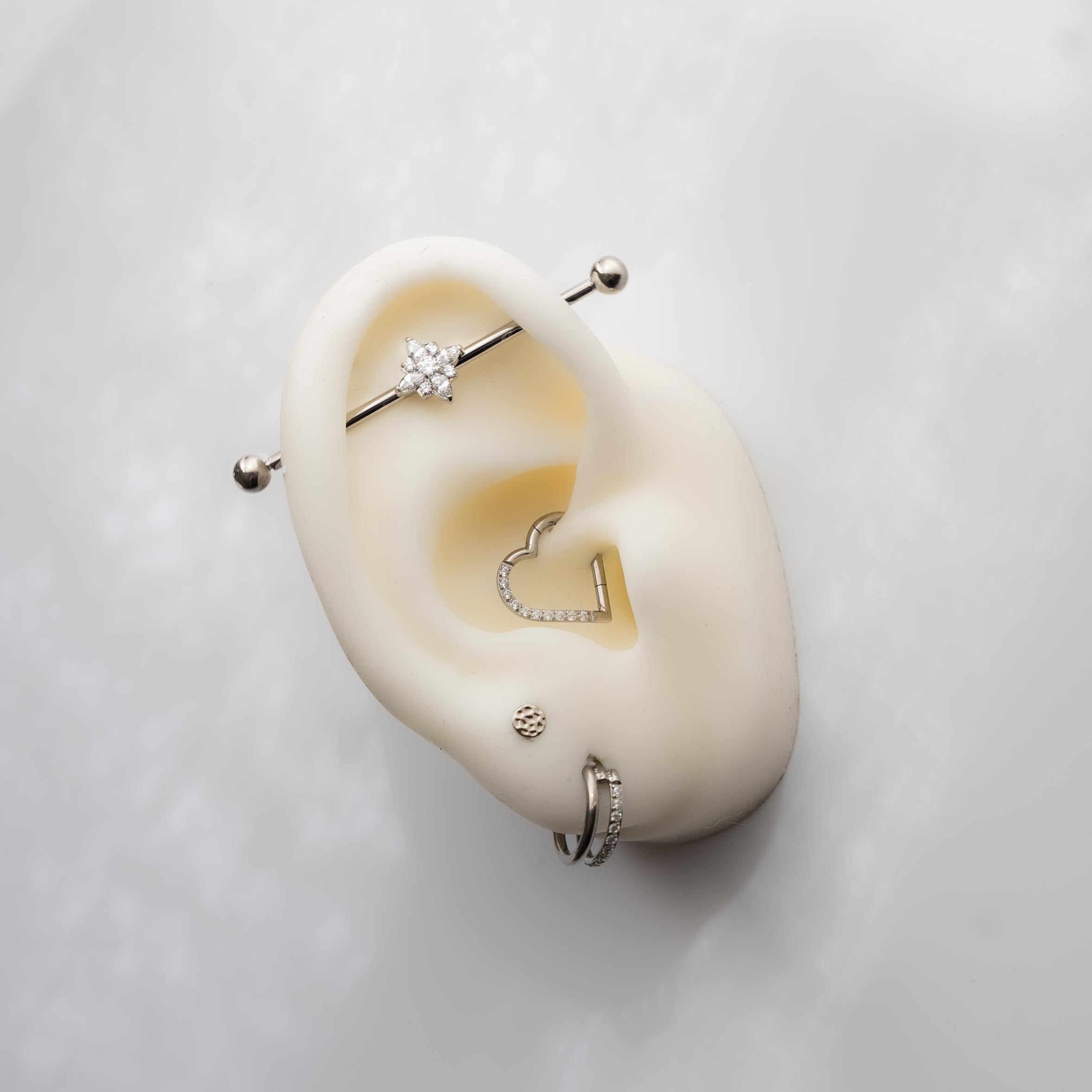 obsidian-piercing-industriel-myosotis-barre-industrielle-titane-fleurs-zircons-m image 3