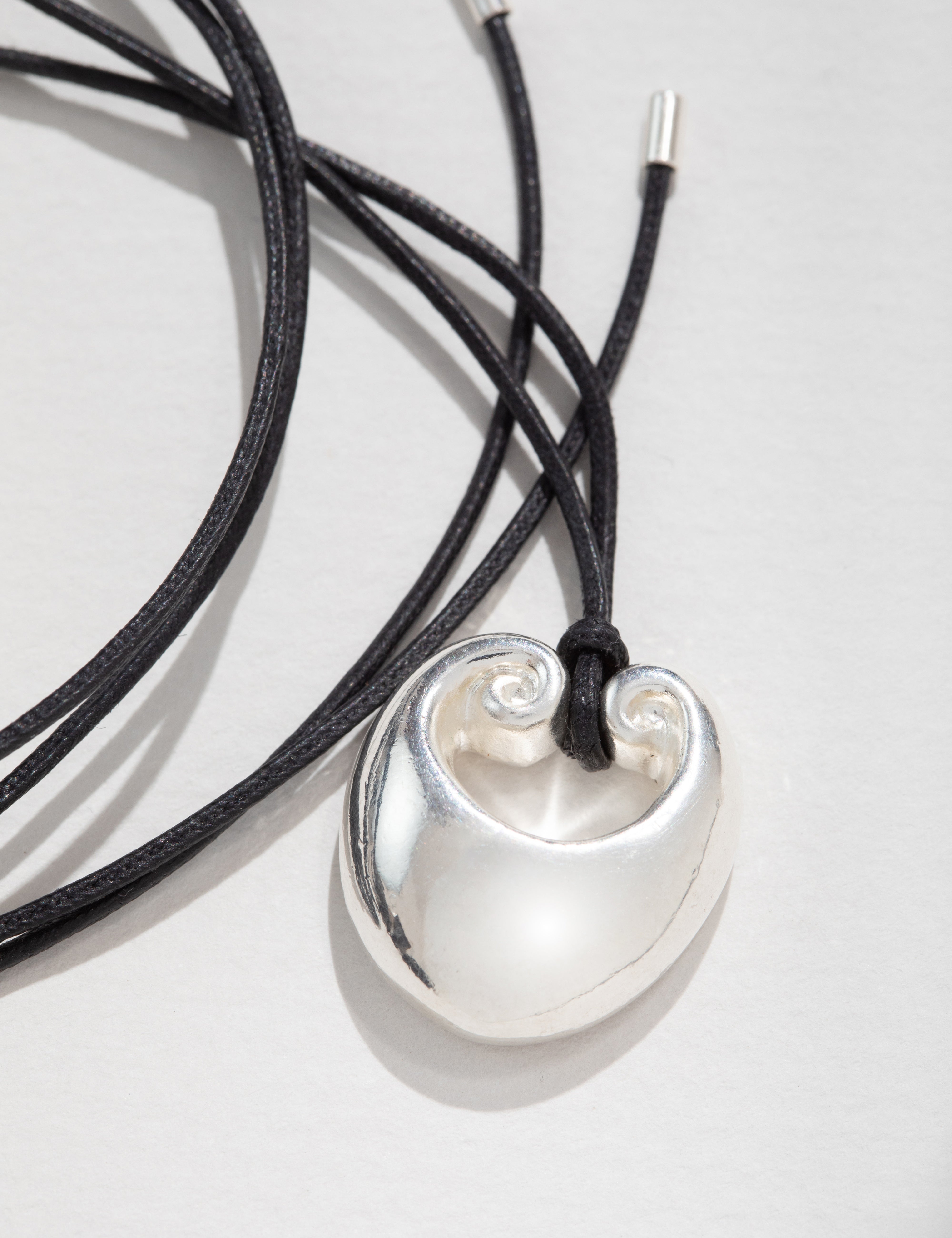 louise-damas-collier-le-bomb-pendentif-volutes-cordon-coton-cir image 6