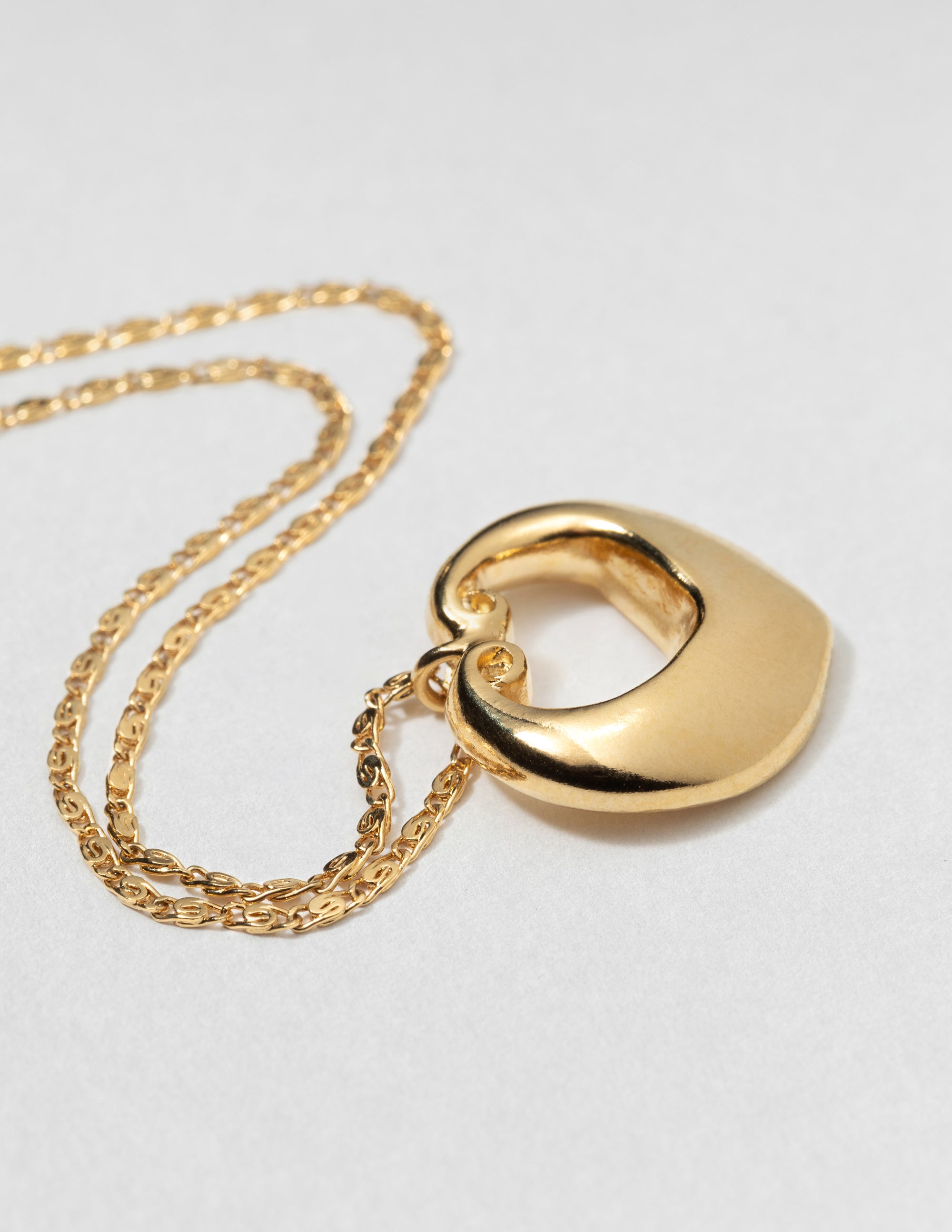 louise-damas-collier-les-volutes-m-daille-ajour-e-motif-volutes-cha-ne-fine-cise image 6