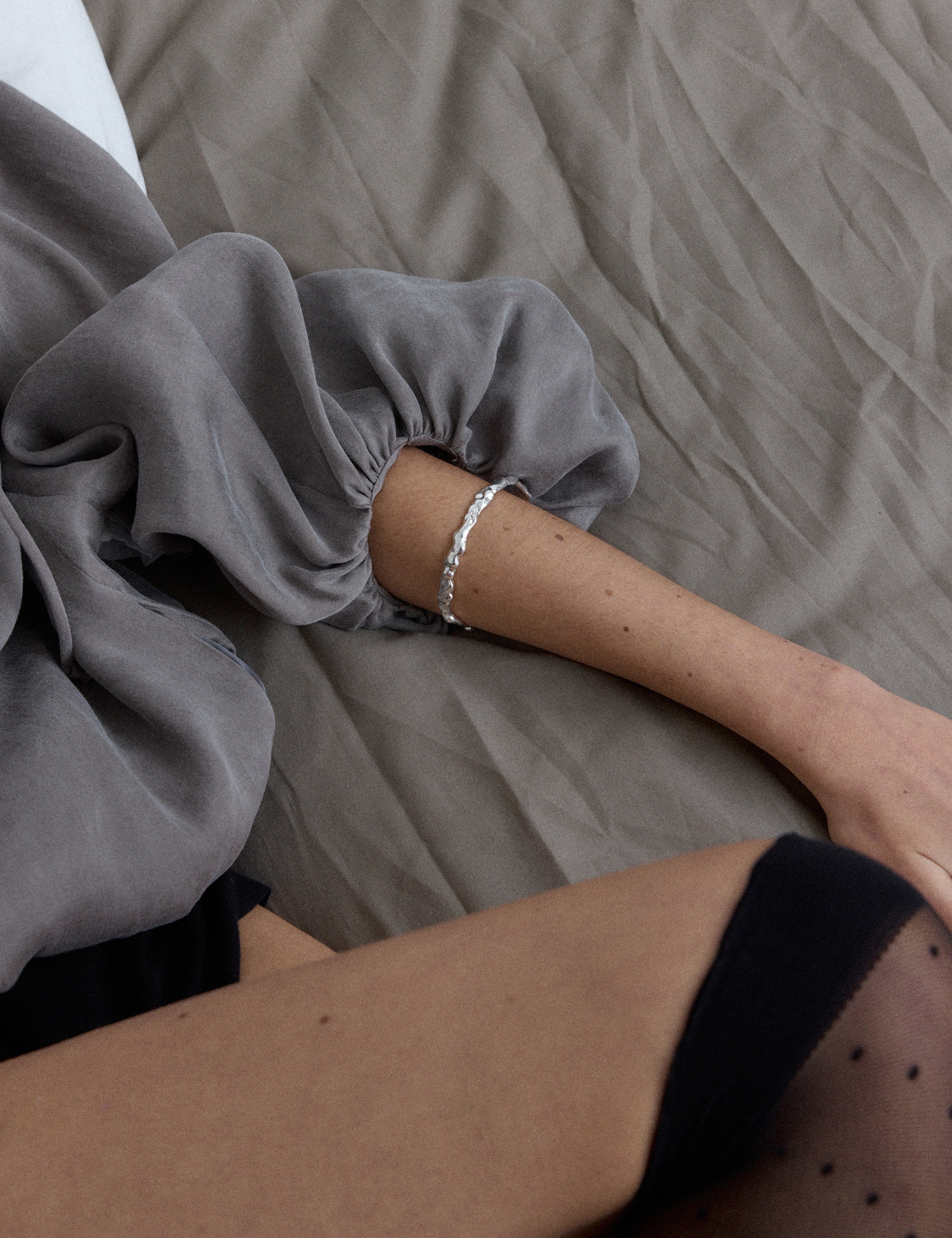 louise-damas-le-magma-bracelet-joncs-volumes-irr-guliers-plaqu-argent image 6
