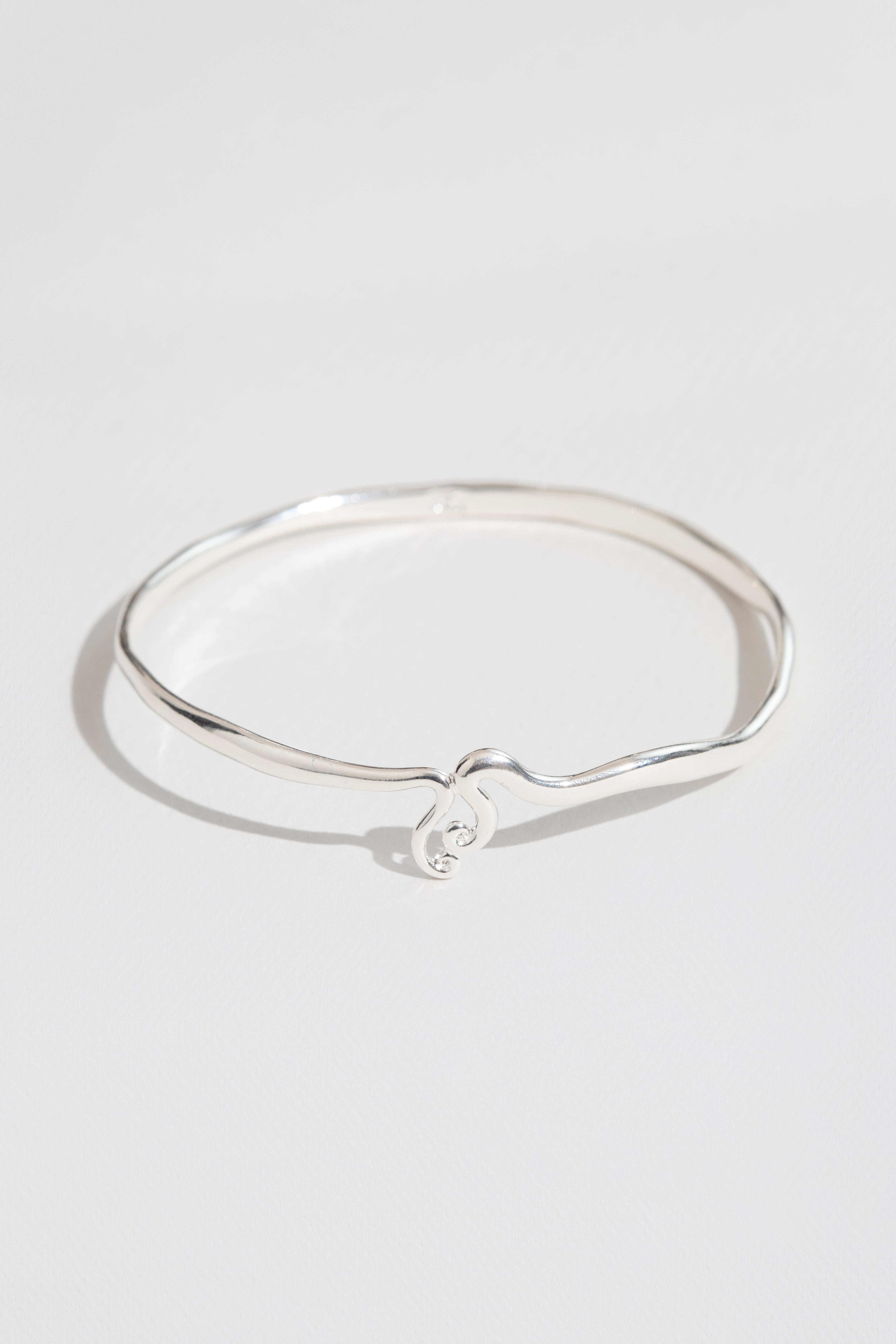 louise-damas-bracelet-les-volutes-jonc-fin-motif-de-volutes-sculpt-es image 1