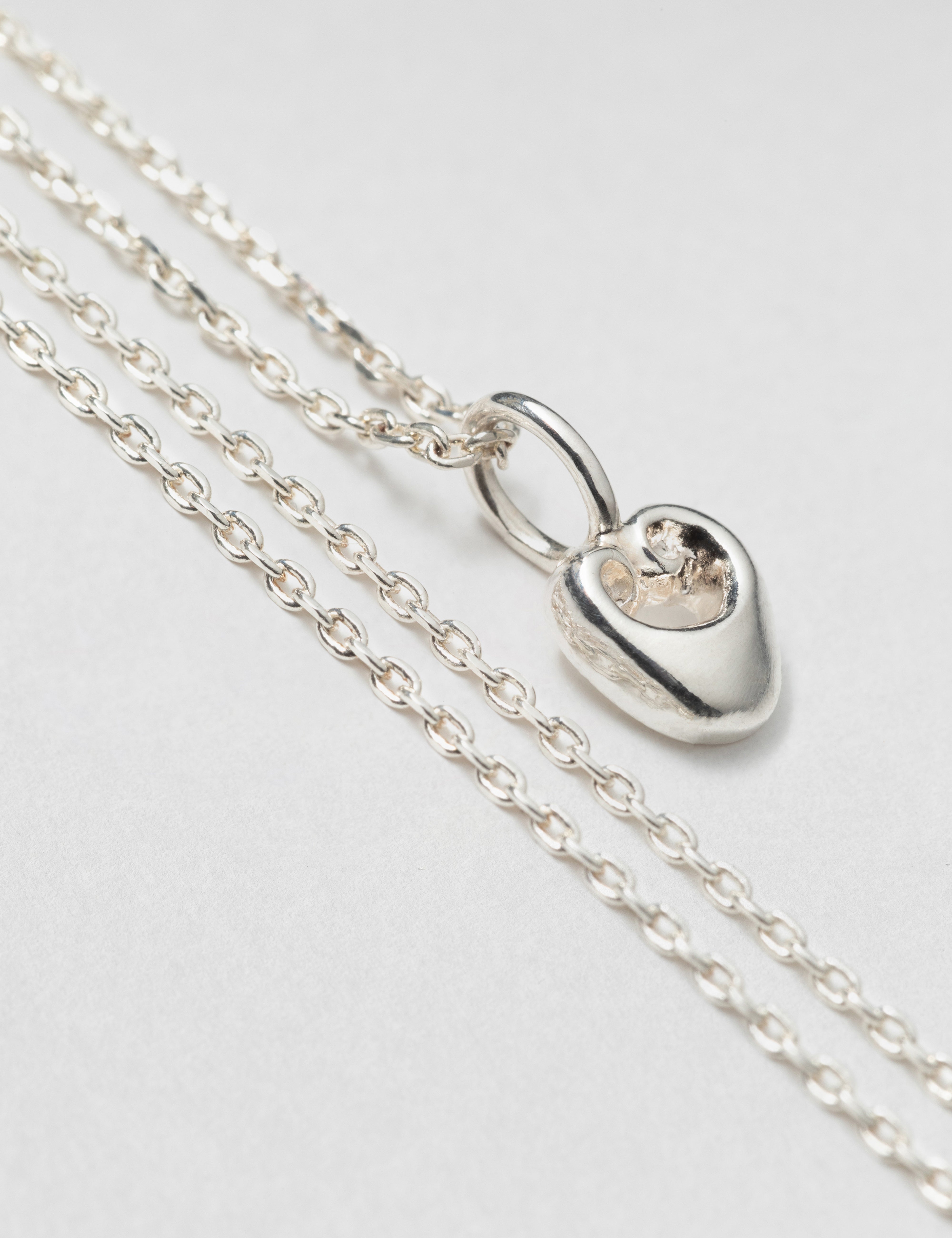 louise-damas-collier-le-minuscule-petit-pendentif-ajour-volutes-sur-cha-ne-fine image 7