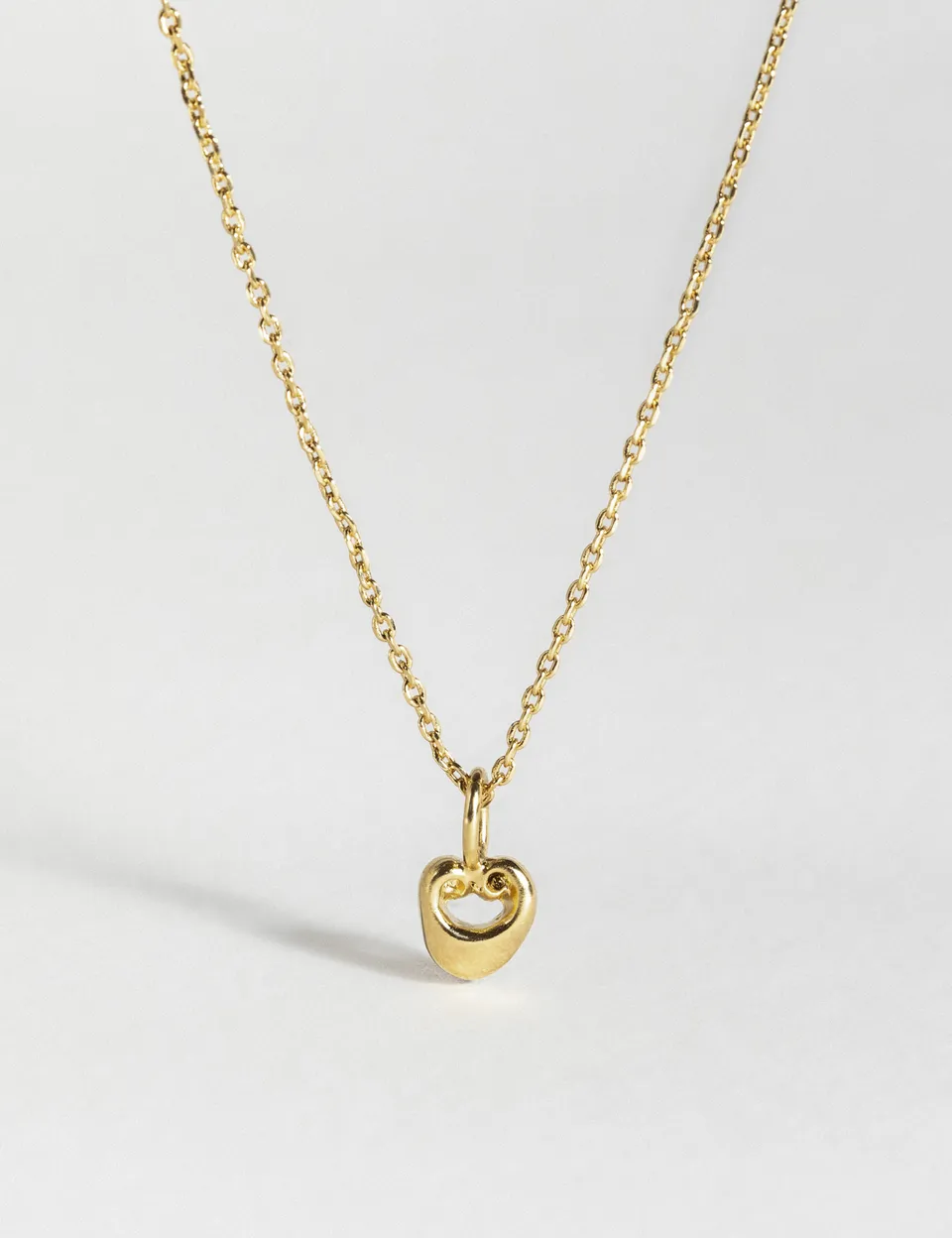 louise-damas-collier-le-minuscule-petit-pendentif-volutes-cha-ne-fine image 1