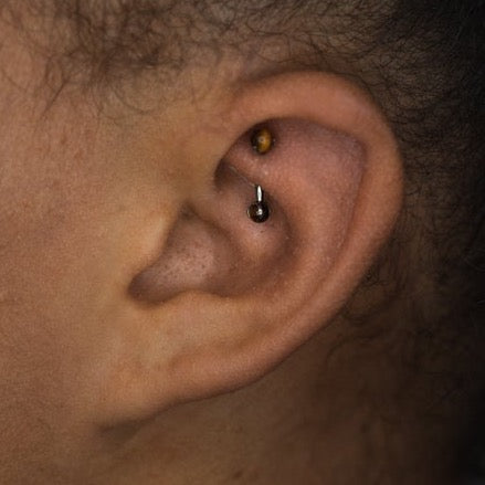 obsidian-piercing-barre-courb-e-oeil-de-tigre-piercing-arcade-rook-titane-pierre image 2