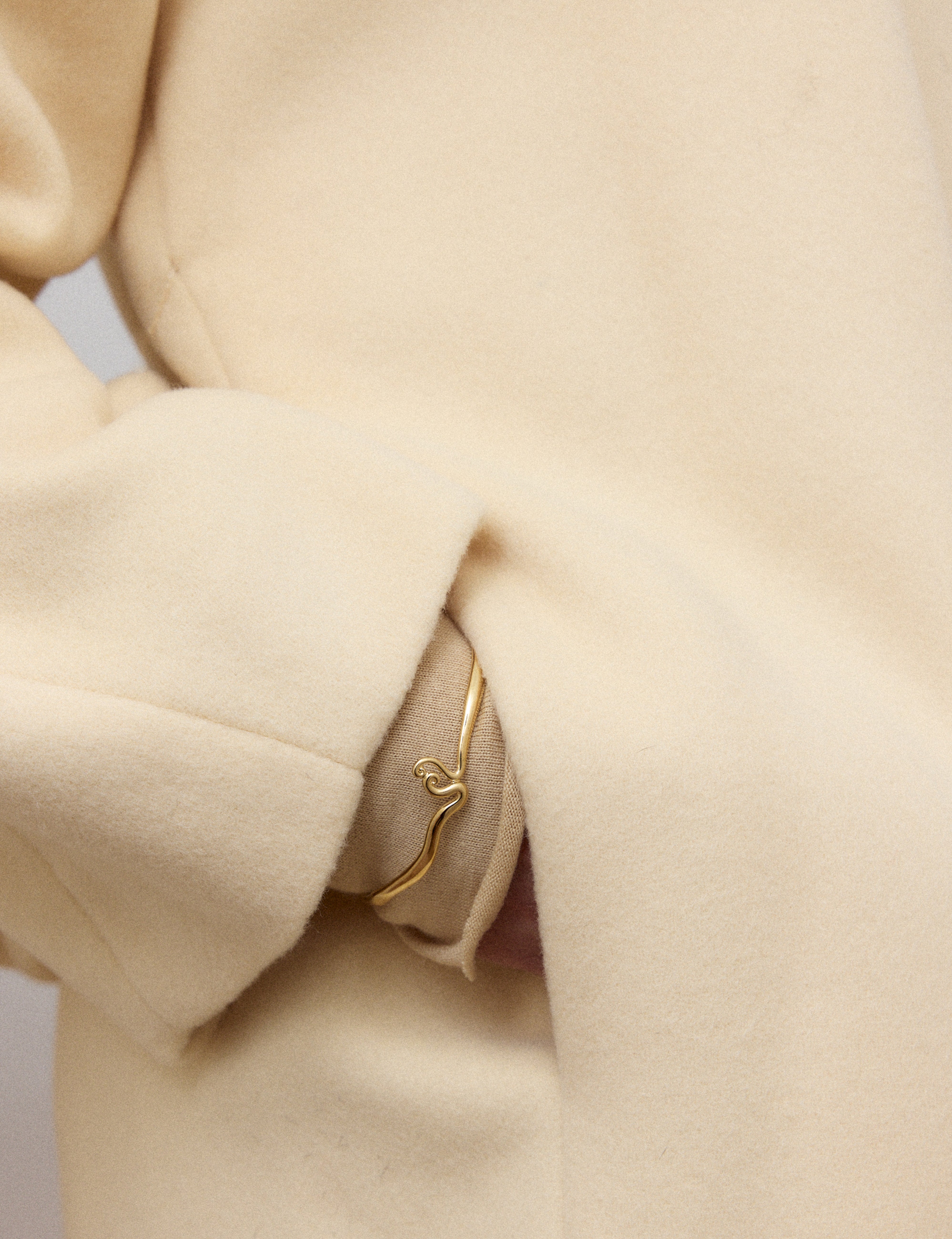 louise-damas-bracelet-les-volutes-jonc-fin-poli-motif-volutes image 2