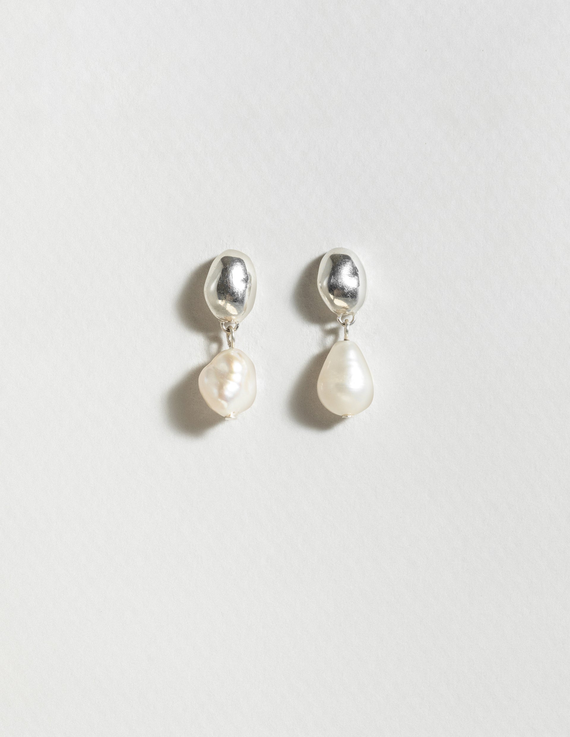 louise-damas-boucles-la-perle-perles-de-nacre-moul-es-et-perles-d-eau-douce-natu image 1