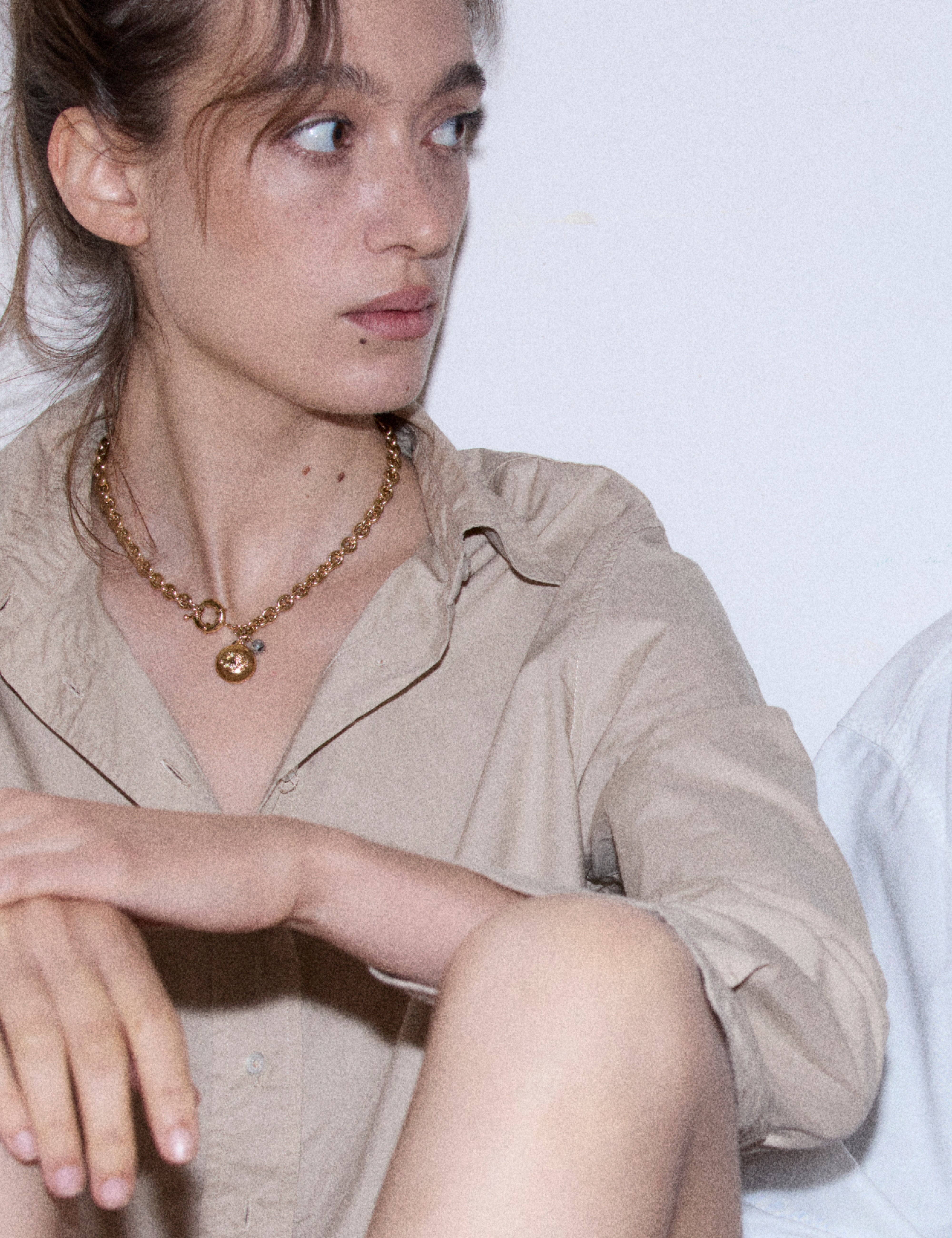 louise-damas-collier-la-couture-labradorite image 3