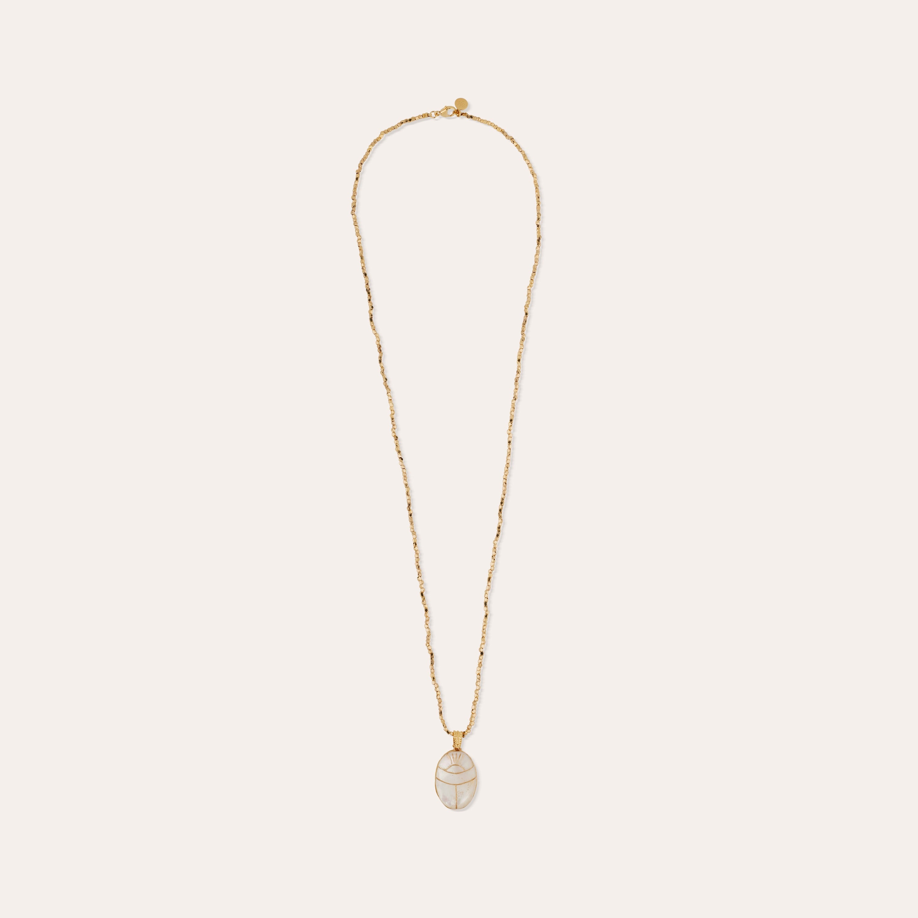 gas-bijoux-sautoir-lucky-scarab-e-nacre-blanche-perles-dor-es-facettes image 4