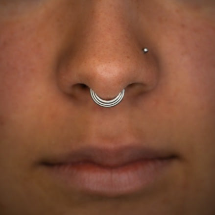 obsidian-piercing-gudja-anneau-clicker-titane-pvd-gold-triple-anneau-fusionn-pou image 3