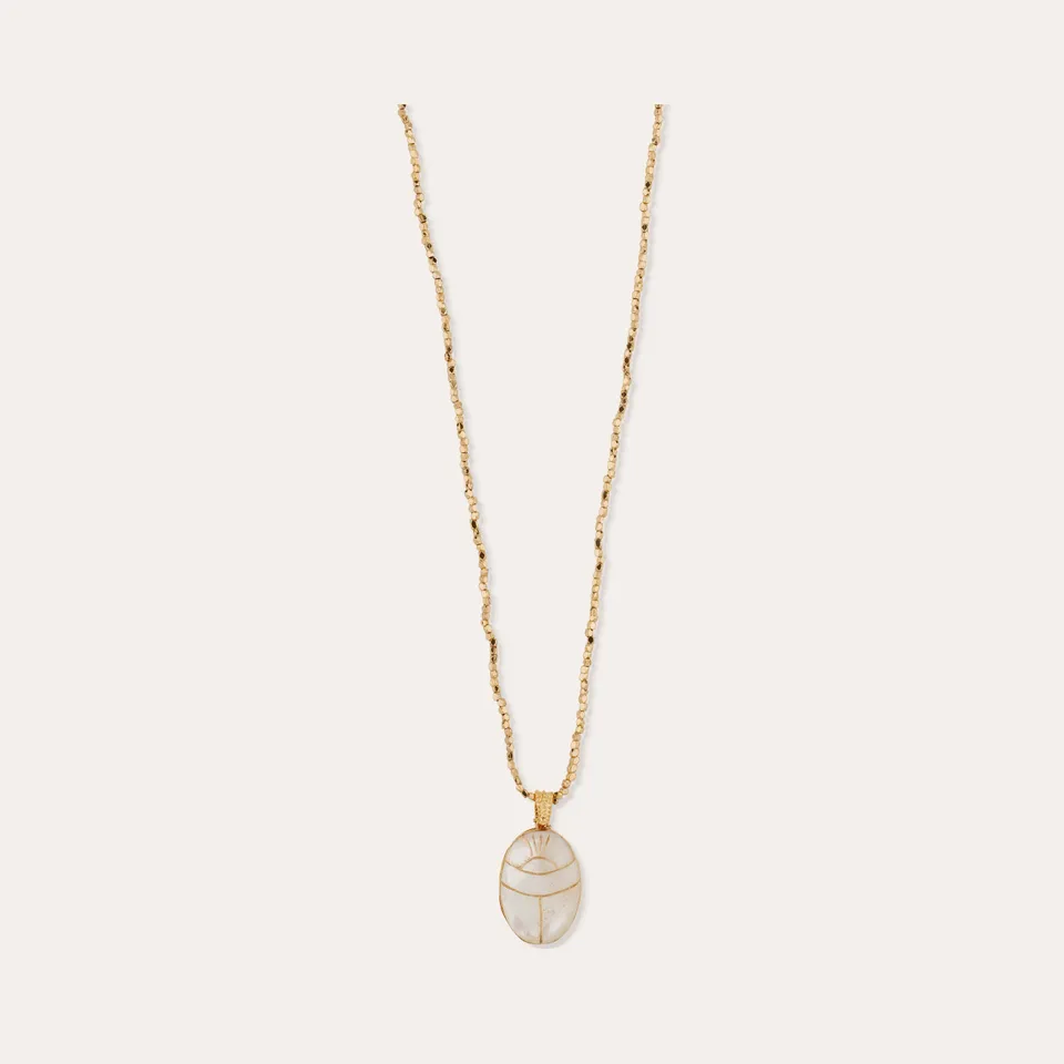 gas-bijoux-sautoir-lucky-scarab-e-nacre-blanche-perles-dor-es-facettes image 1