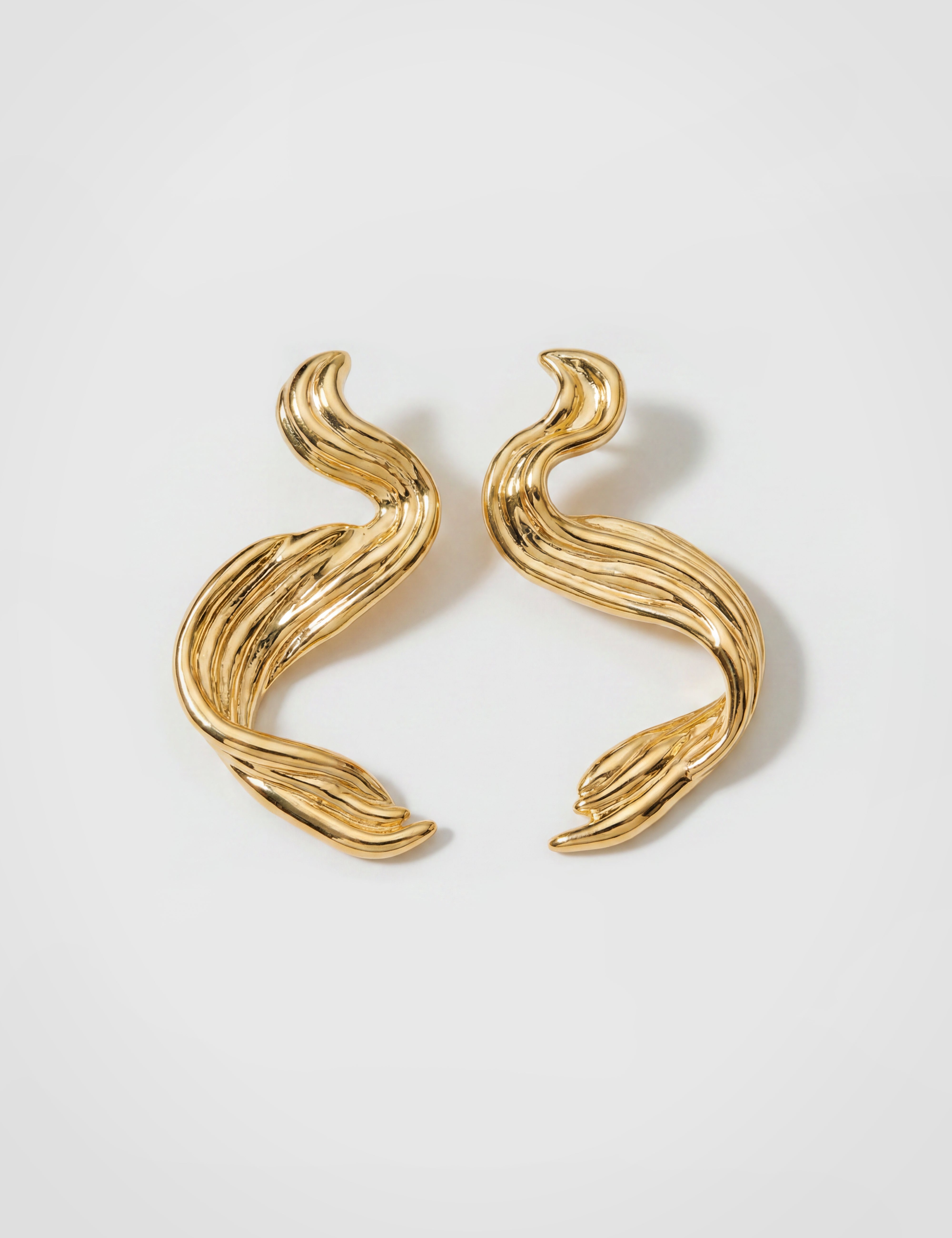 louise-damas-le-sillage-boucles-d-oreilles-sculpt-es-courbe-ondulante image 1