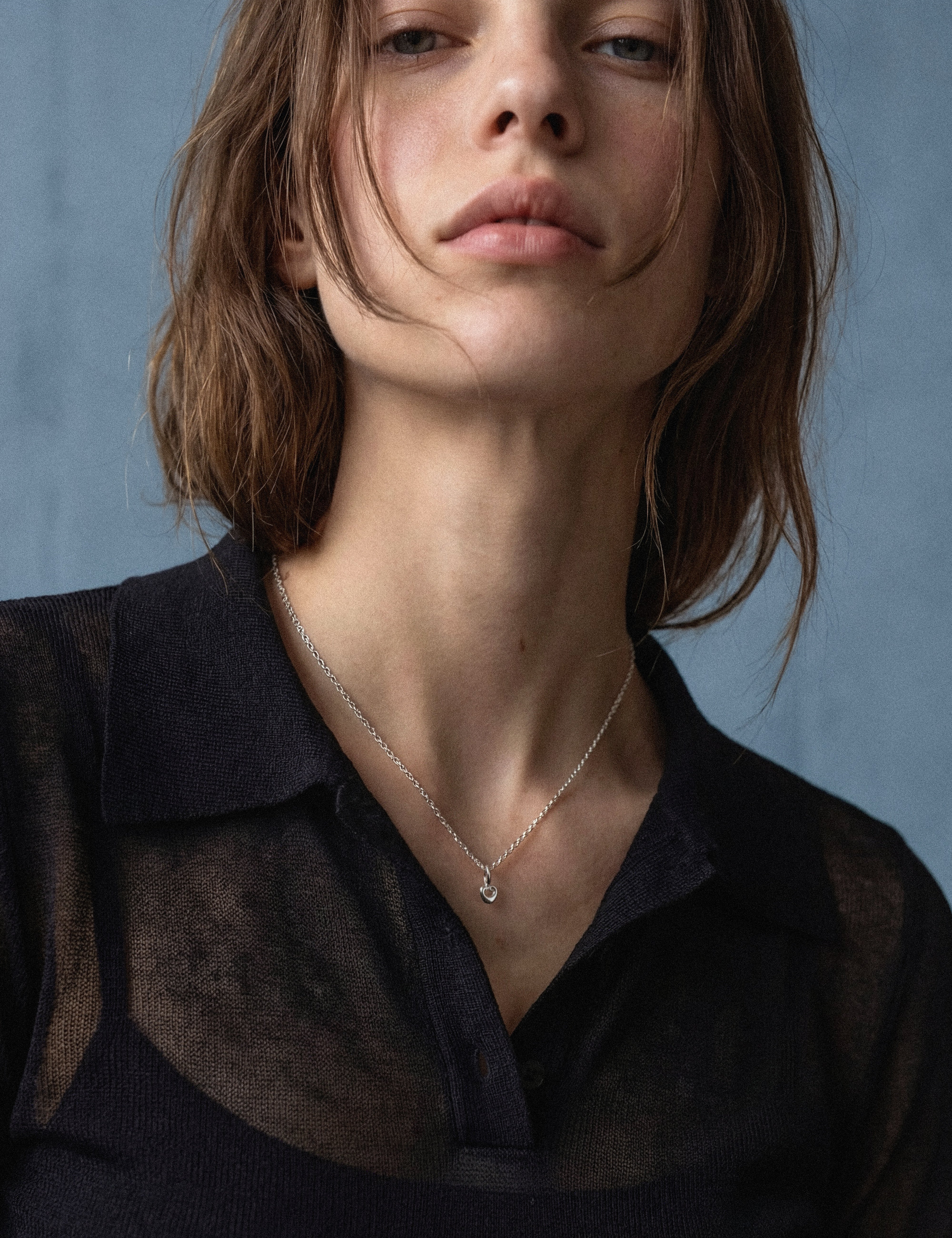 louise-damas-collier-le-minuscule-petit-pendentif-ajour-volutes-sur-cha-ne-fine image 2