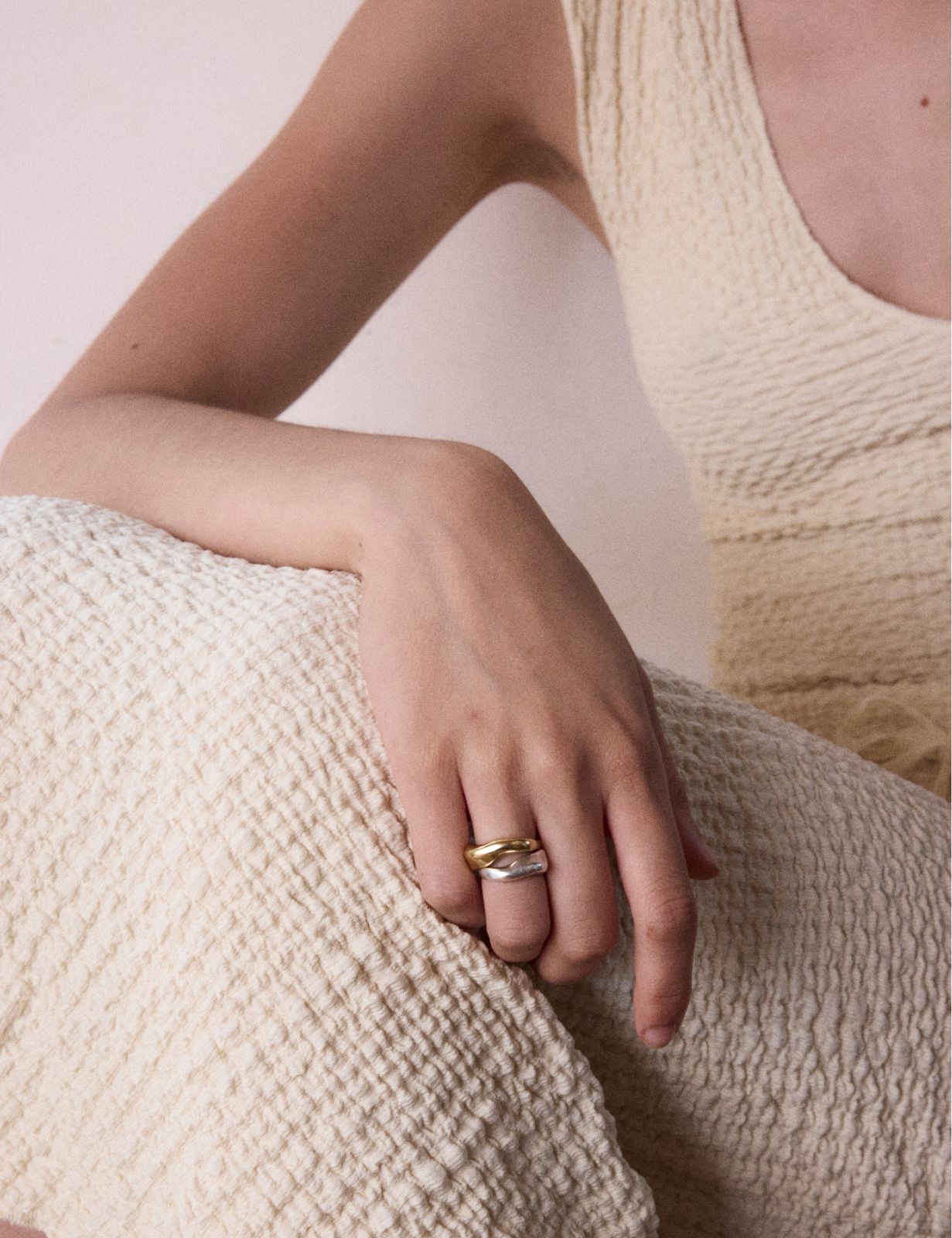 louise-damas-bague-l-irr-guli-re-bague-large-silhouette-changeante-georgia image 3