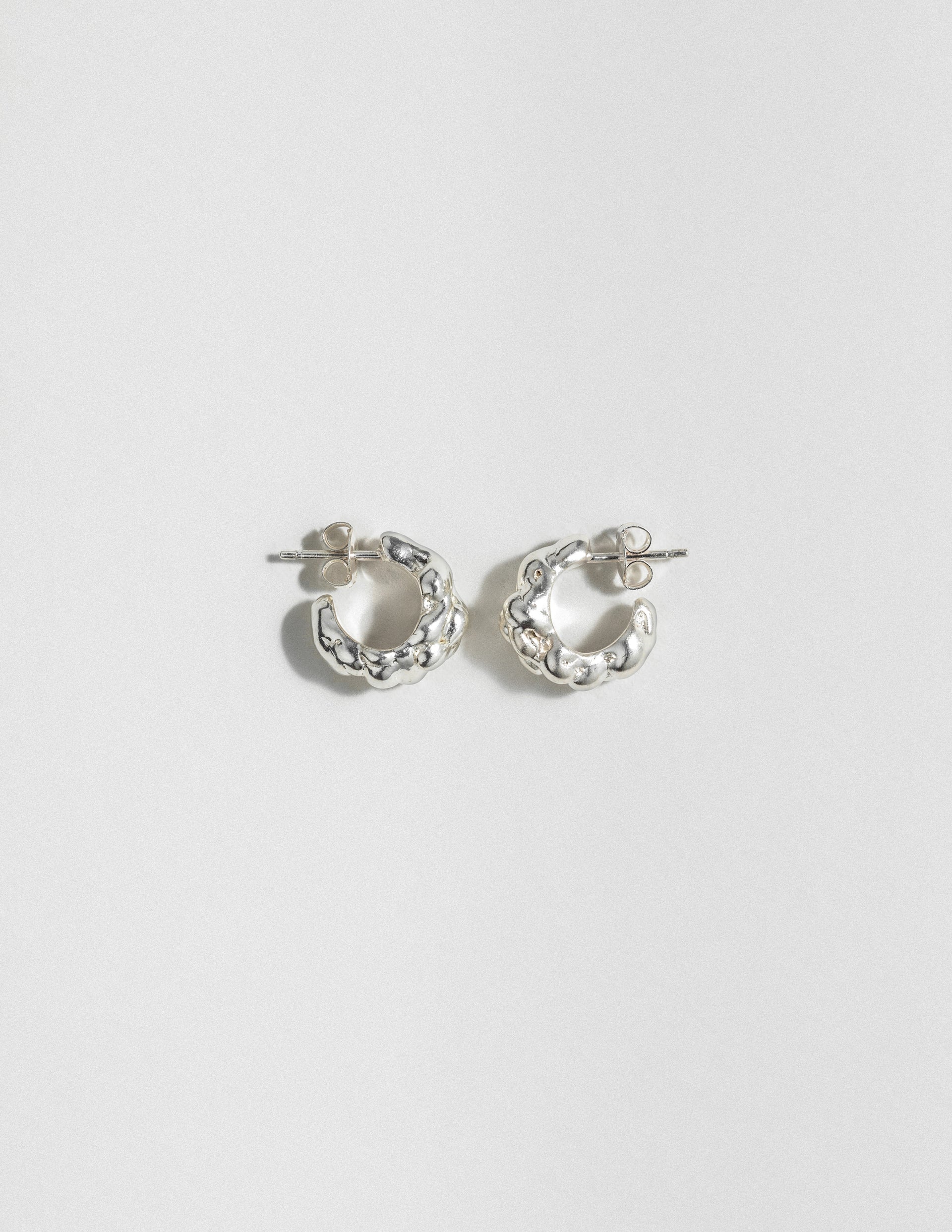 louise-damas-cr-oles-le-magma-petites-boucles-huggies-au-volume-irr-gulier-sculp image 1