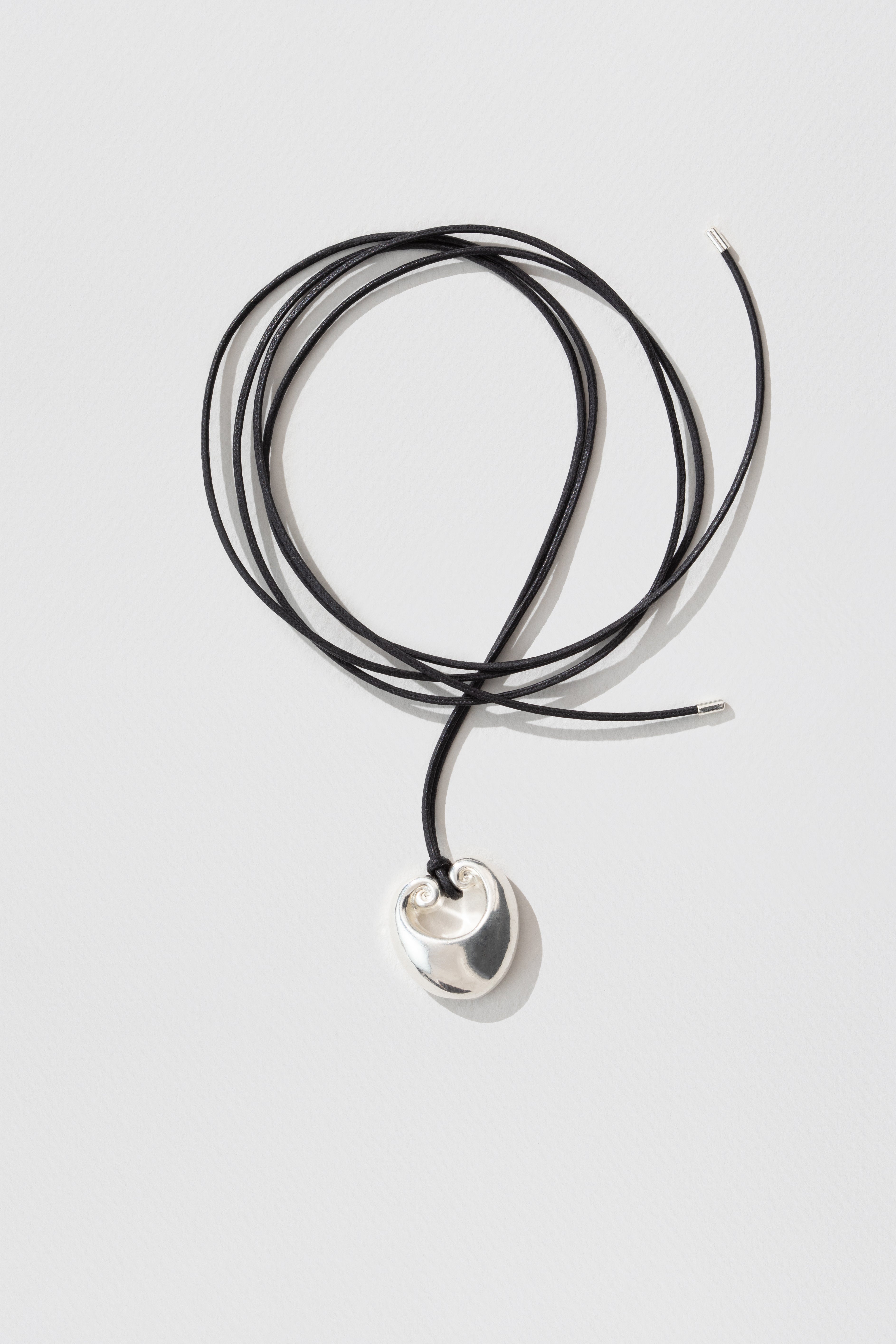 louise-damas-collier-le-bomb-pendentif-volutes-cordon-coton-cir image 1