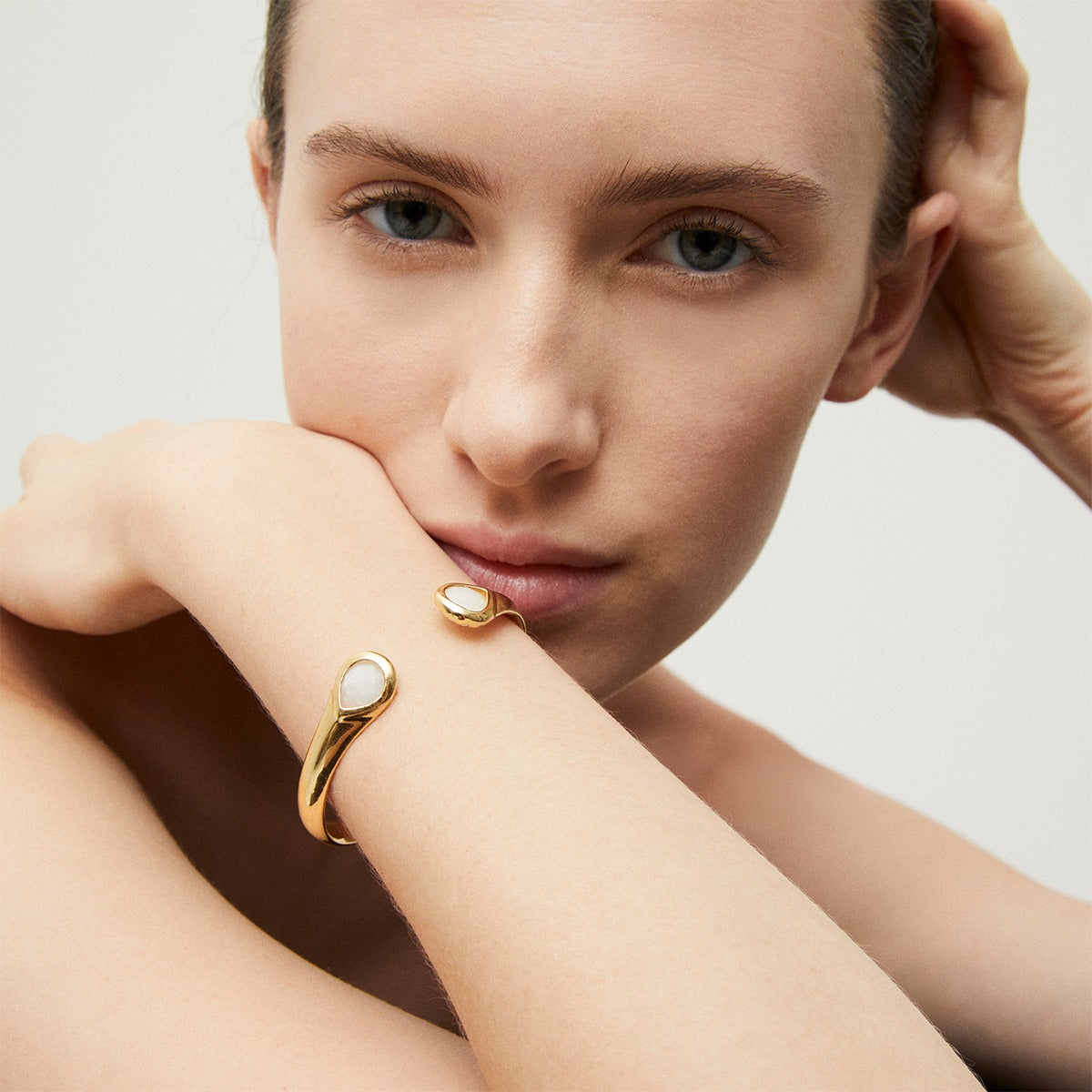 gas-bijoux-bracelet-jonc-saint-germain-dor-nacre-blanche-taille-ajustable image 2