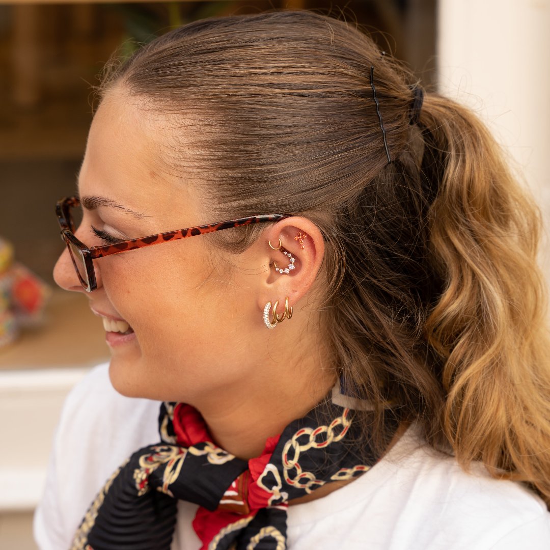 obsidian-piercing-spritz-croix-titane-pvd-gold-pour-flat-lobe image 4