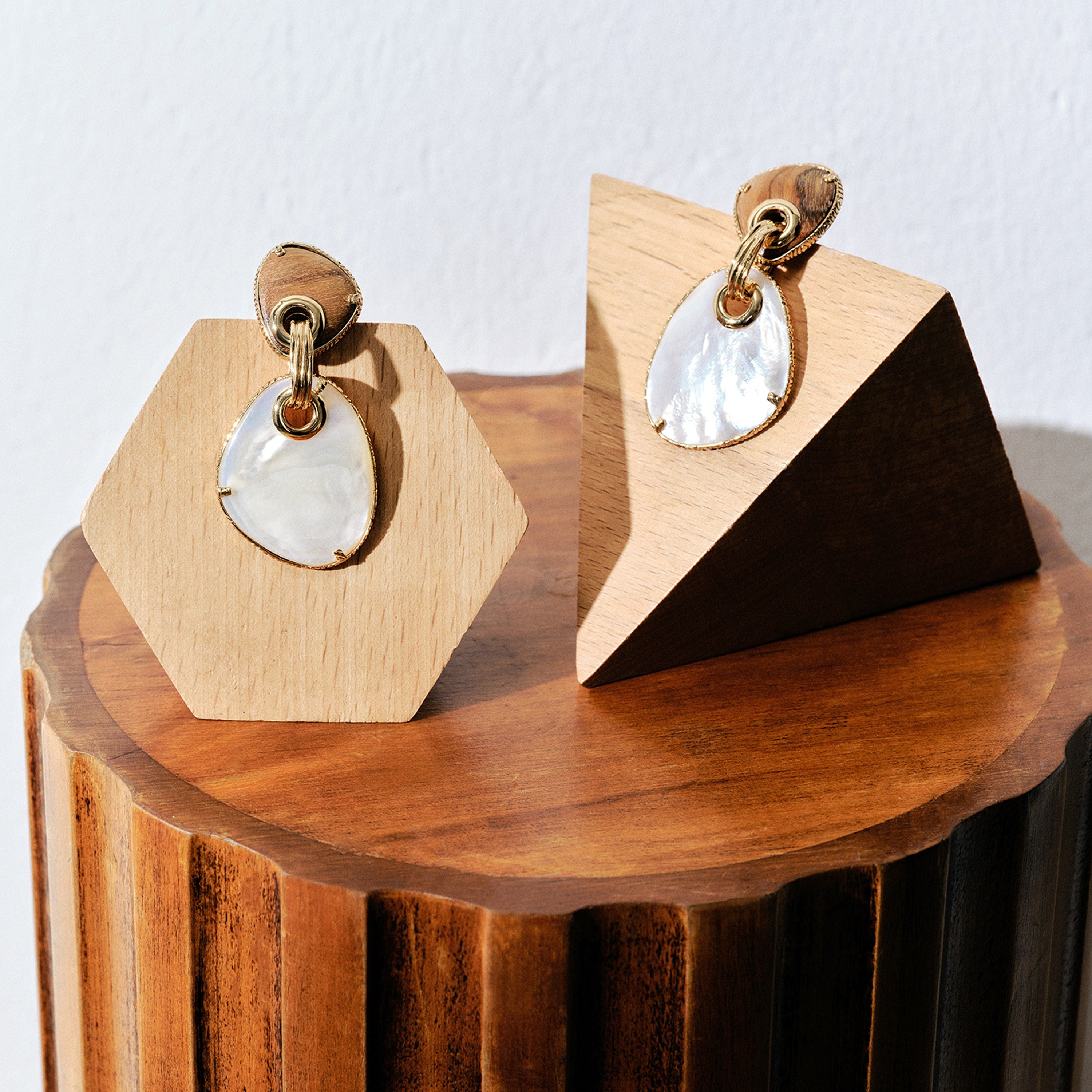 gas-bijoux-boucles-silia-grand-mod-le-bois-et-nacre-blanche-dor-es image 3