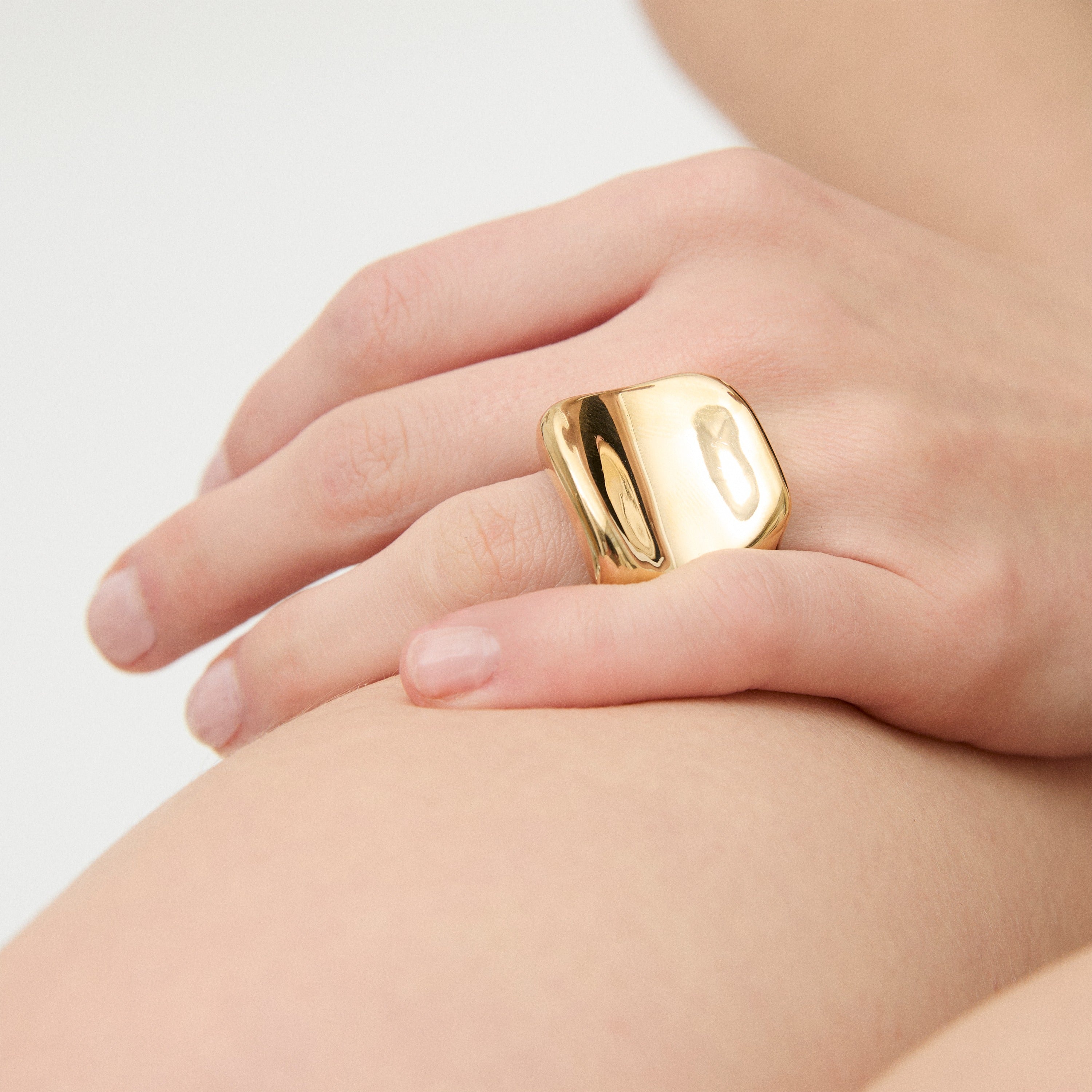 gas-bijoux-bague-square-chevali-re-dor-e-vague-sculpturale image 3