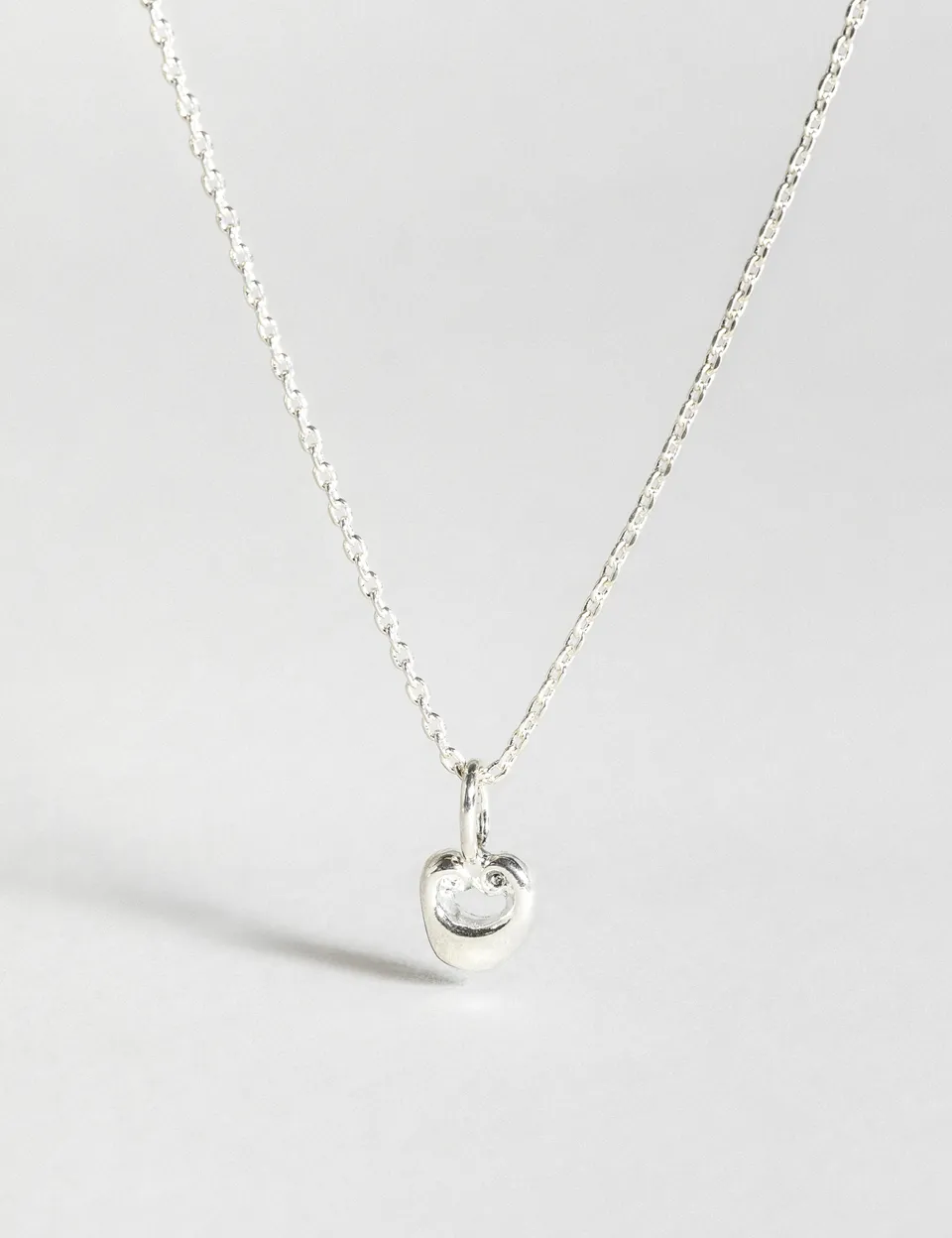 louise-damas-collier-le-minuscule-petit-pendentif-ajour-volutes-sur-cha-ne-fine image 1