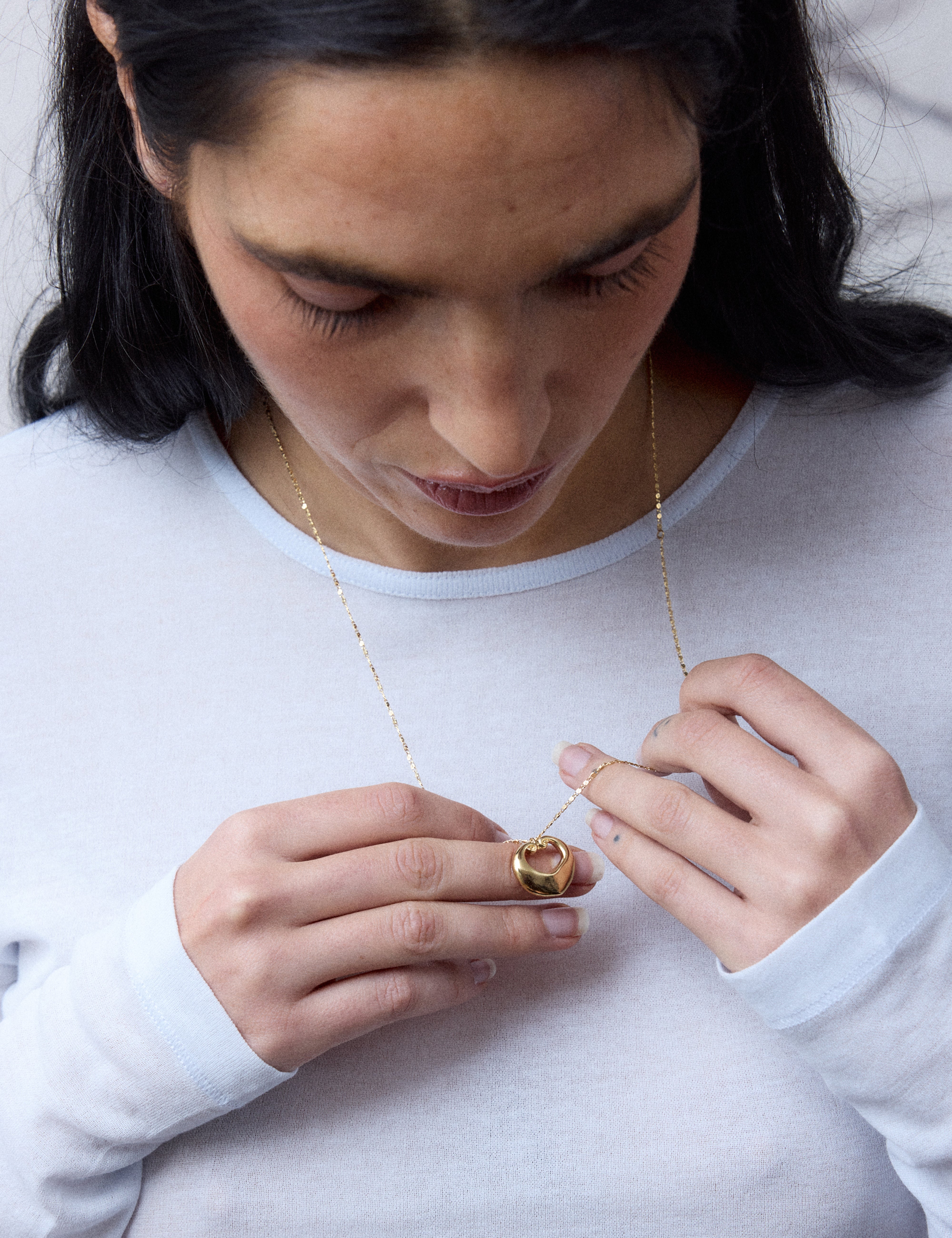 louise-damas-collier-les-volutes-m-daille-ajour-e-motif-volutes-cha-ne-fine-cise image 5