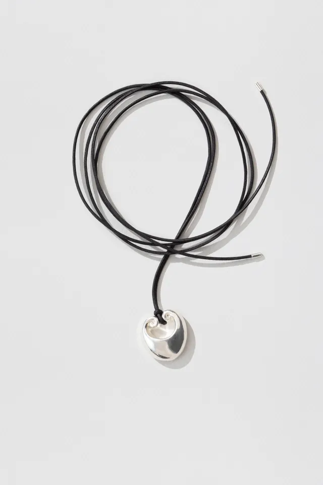 louise-damas-collier-le-bomb-pendentif-volutes-cordon-coton-cir image 1