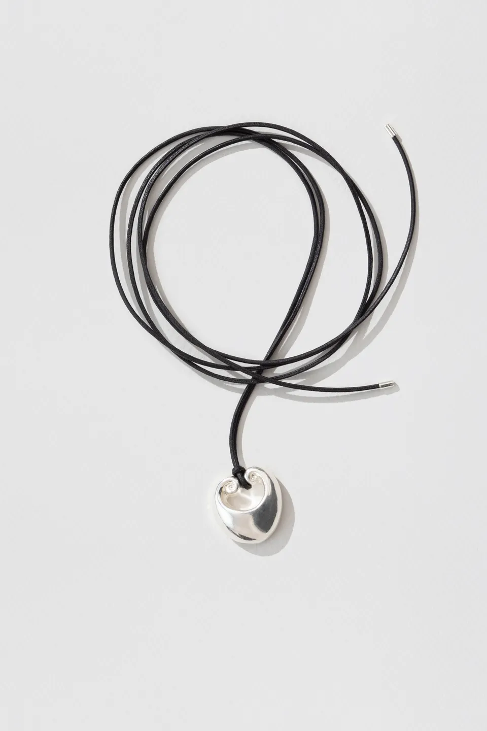 louise-damas-collier-le-bomb-pendentif-volutes-cordon-coton-cir image 1