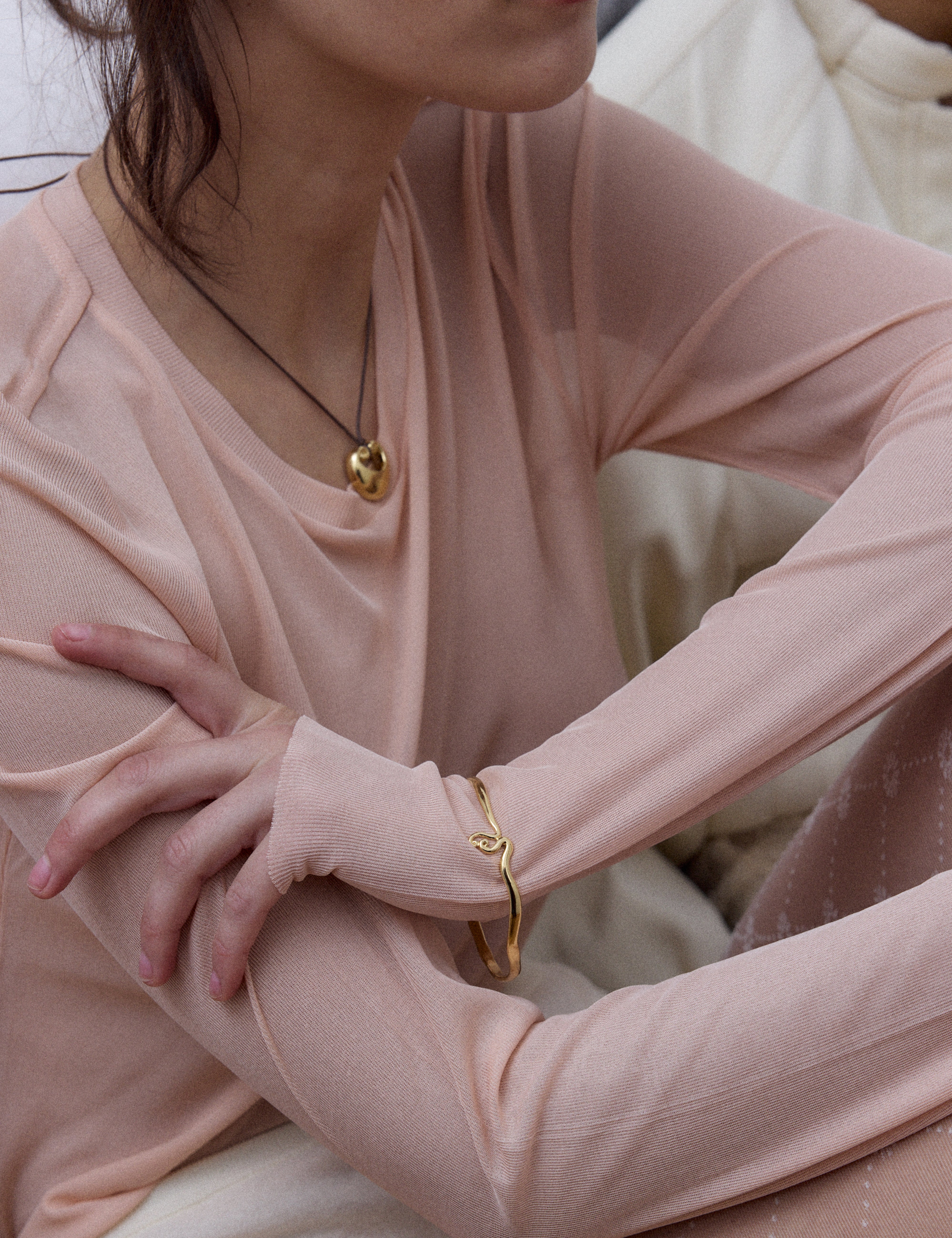louise-damas-bracelet-les-volutes-jonc-fin-poli-motif-volutes image 3