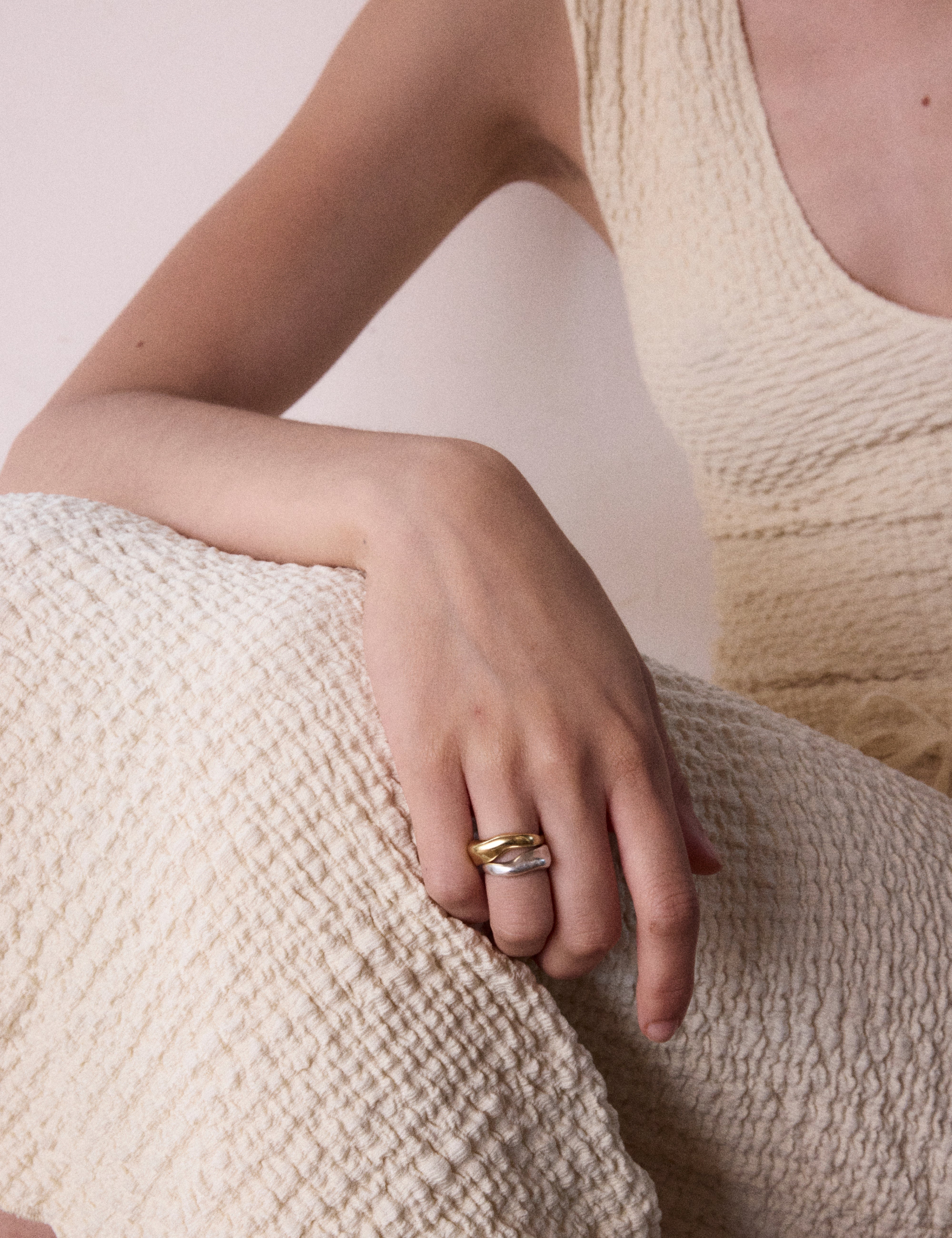 louise-damas-bague-l-irr-guli-re-bague-large-silhouette-irr-guli-re image 3